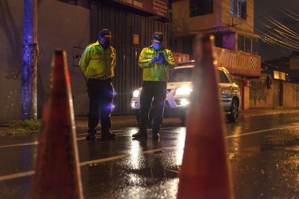 Policías en una carretera en Quito, Ecuador, el 20 de marzo de 2020. | Foto: Getty Images