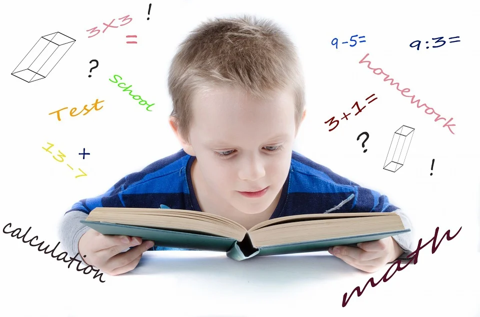 Niño leyendo. | Foto: Pixabay.