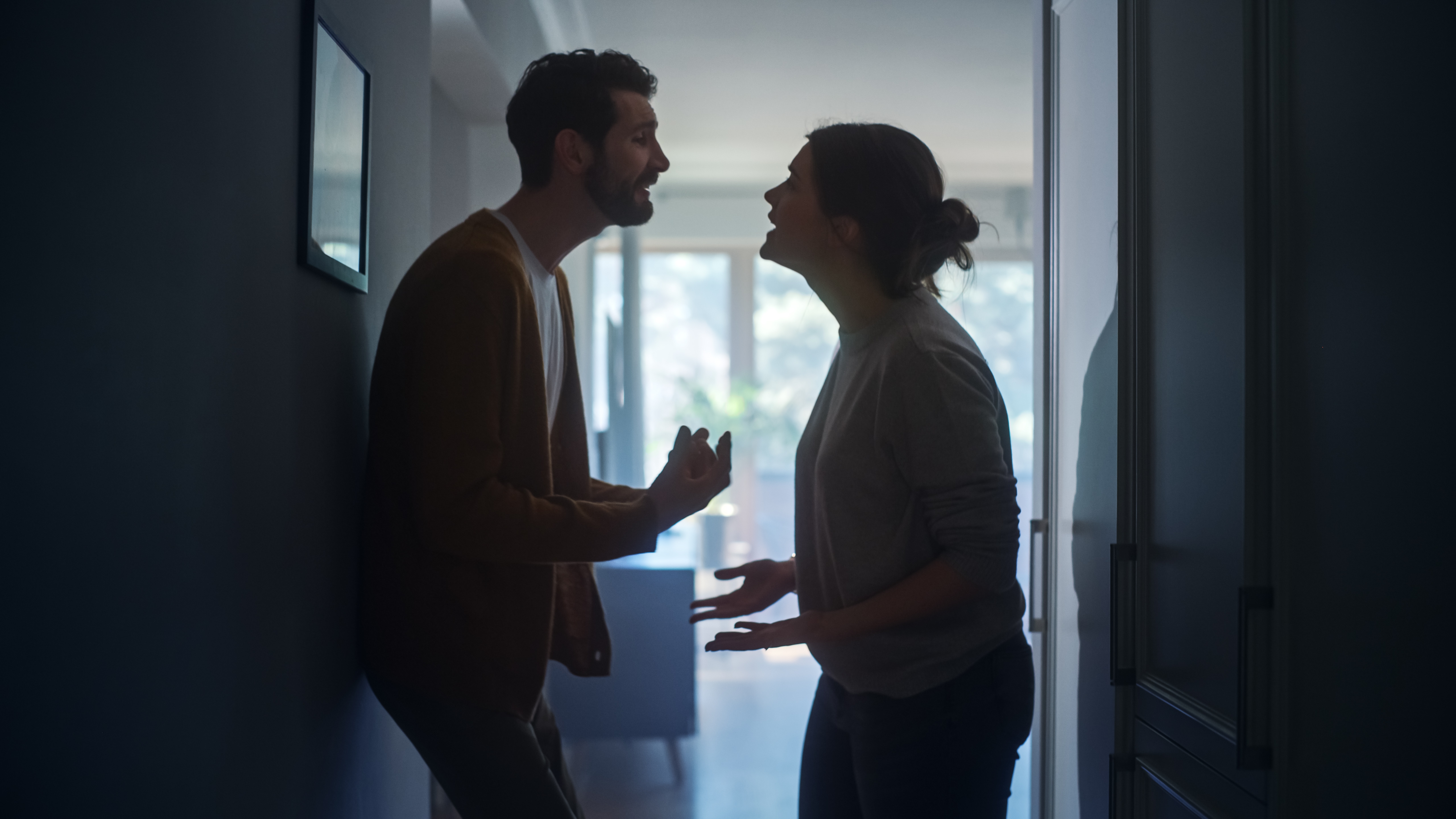 Una pareja discutiendo en un pasillo | Foto: Shutterstock