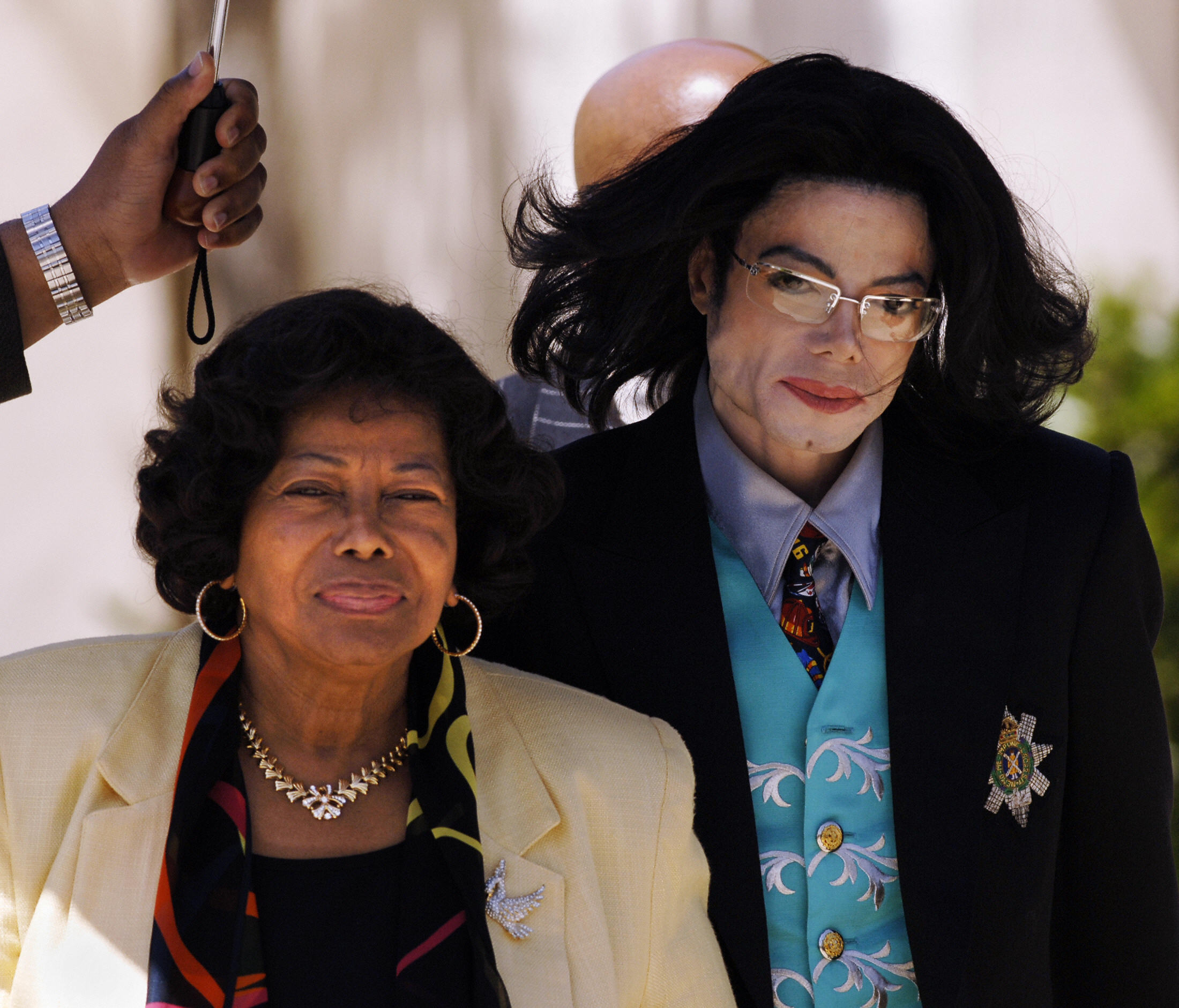 Katherine y Michael Jackson salen del Tribunal del Condado de Santa Bárbara el 21 de abril de 2005 en Santa María, California. | Fuente: Getty Images