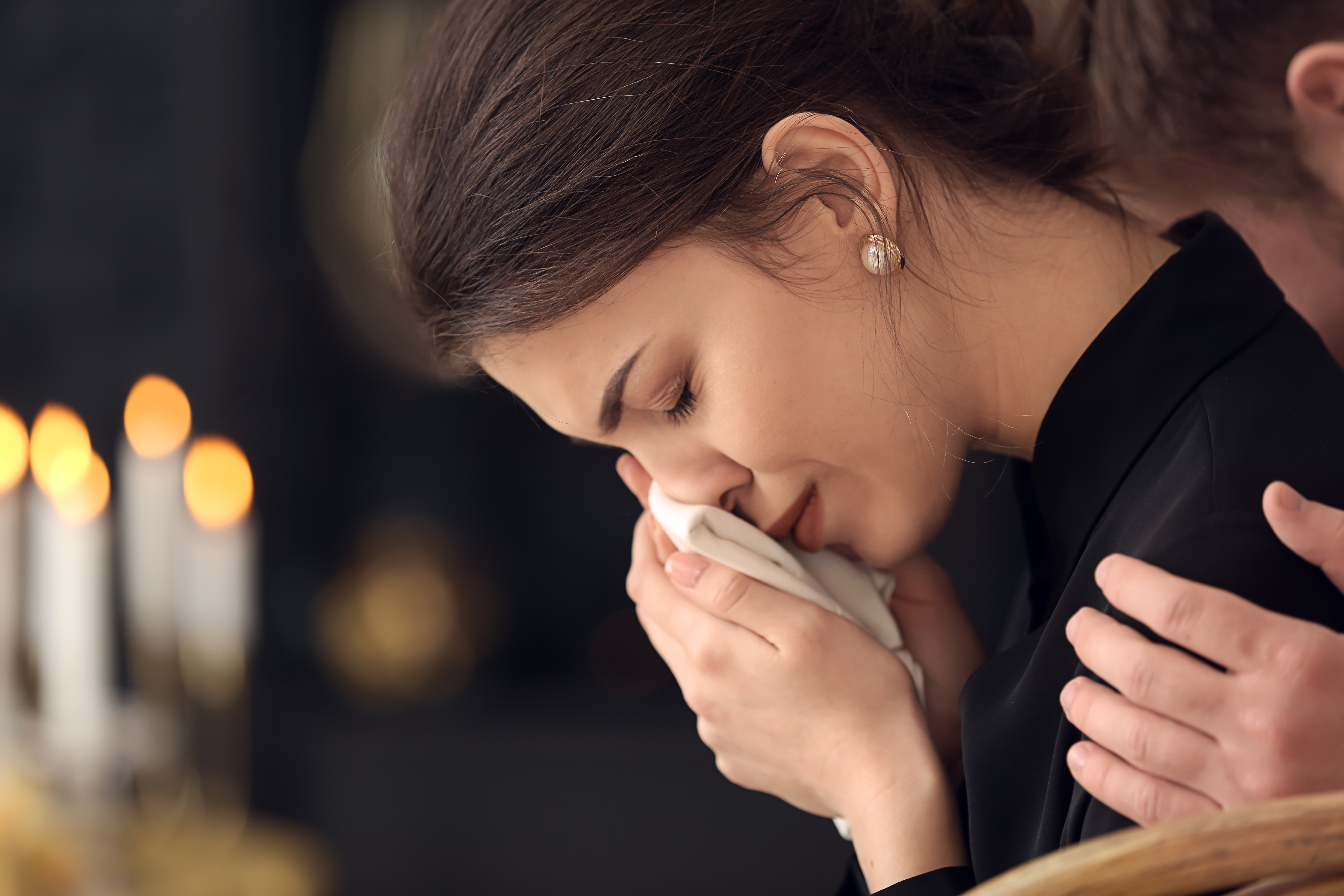Una joven llorando en un funeral | Foto: Shutterstock