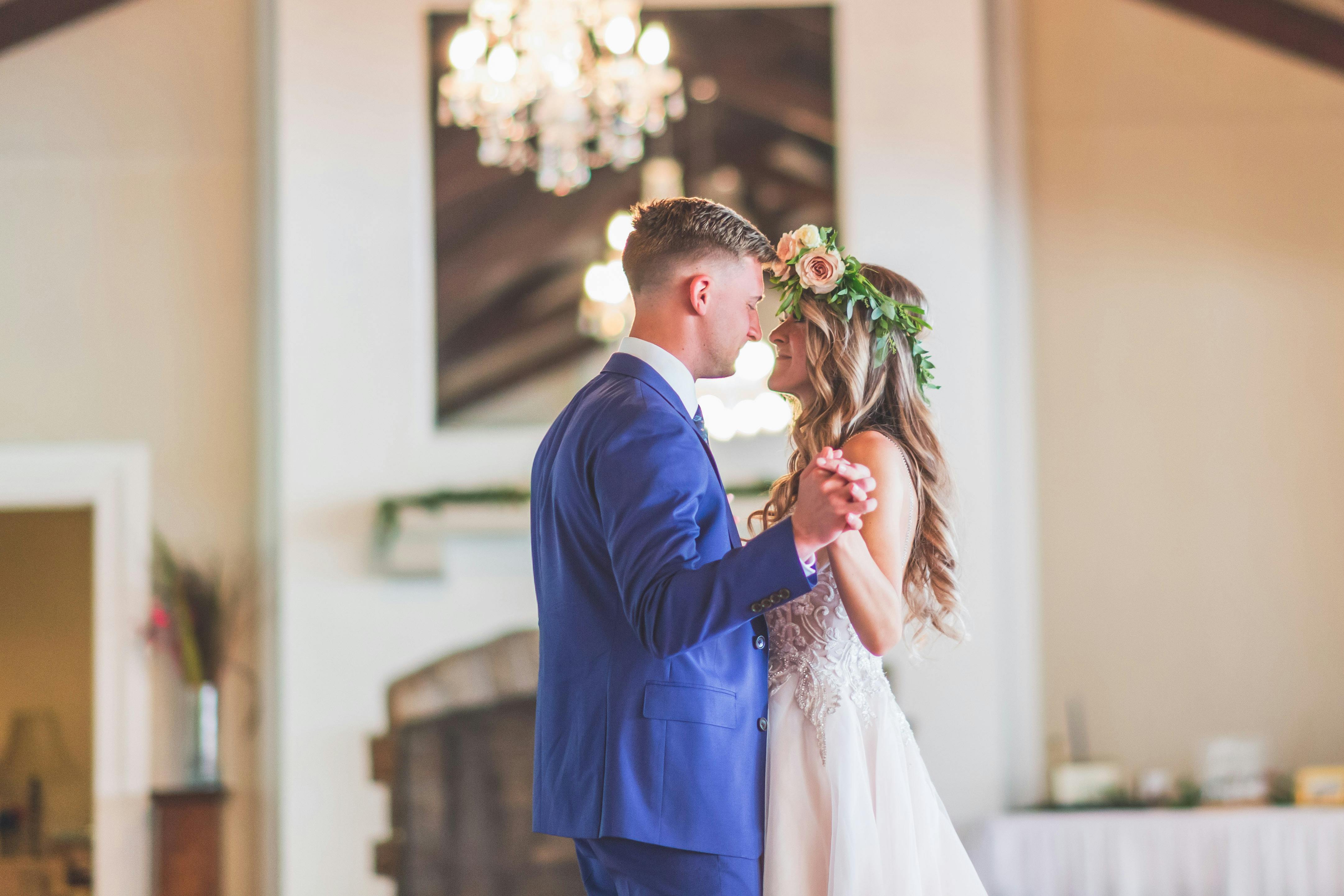 Pareja bailando el día de su boda | Fuente: Pexels