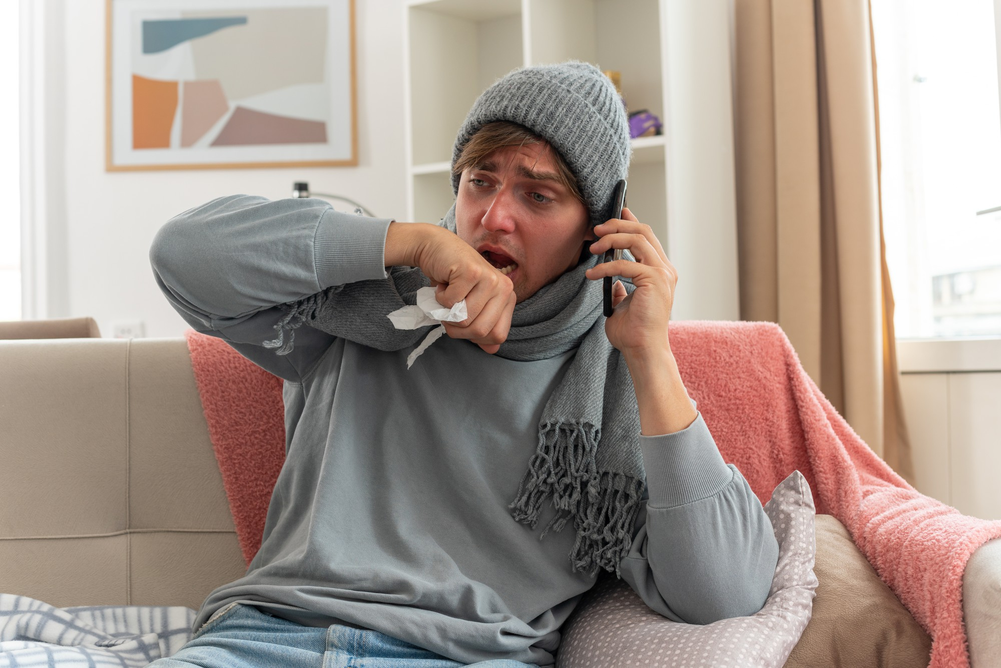 Un hombre enfermo hablando por teléfono | Fuente: Freepik