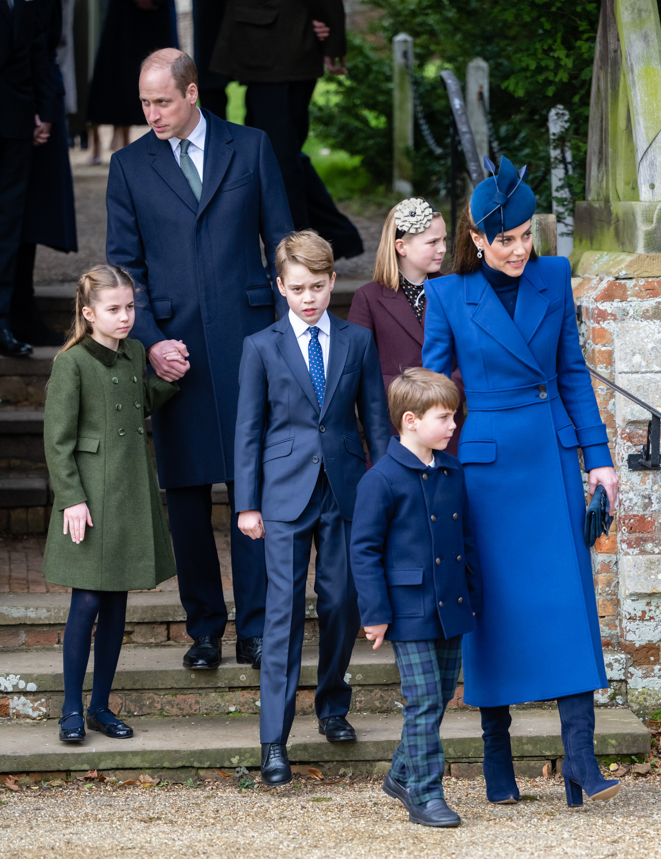El príncipe y la princesa de Gales con sus tres hijos durante las festividades de la mañana de Navidad en Sandringham el 25 de diciembre de 2023 | Foto: Getty Images