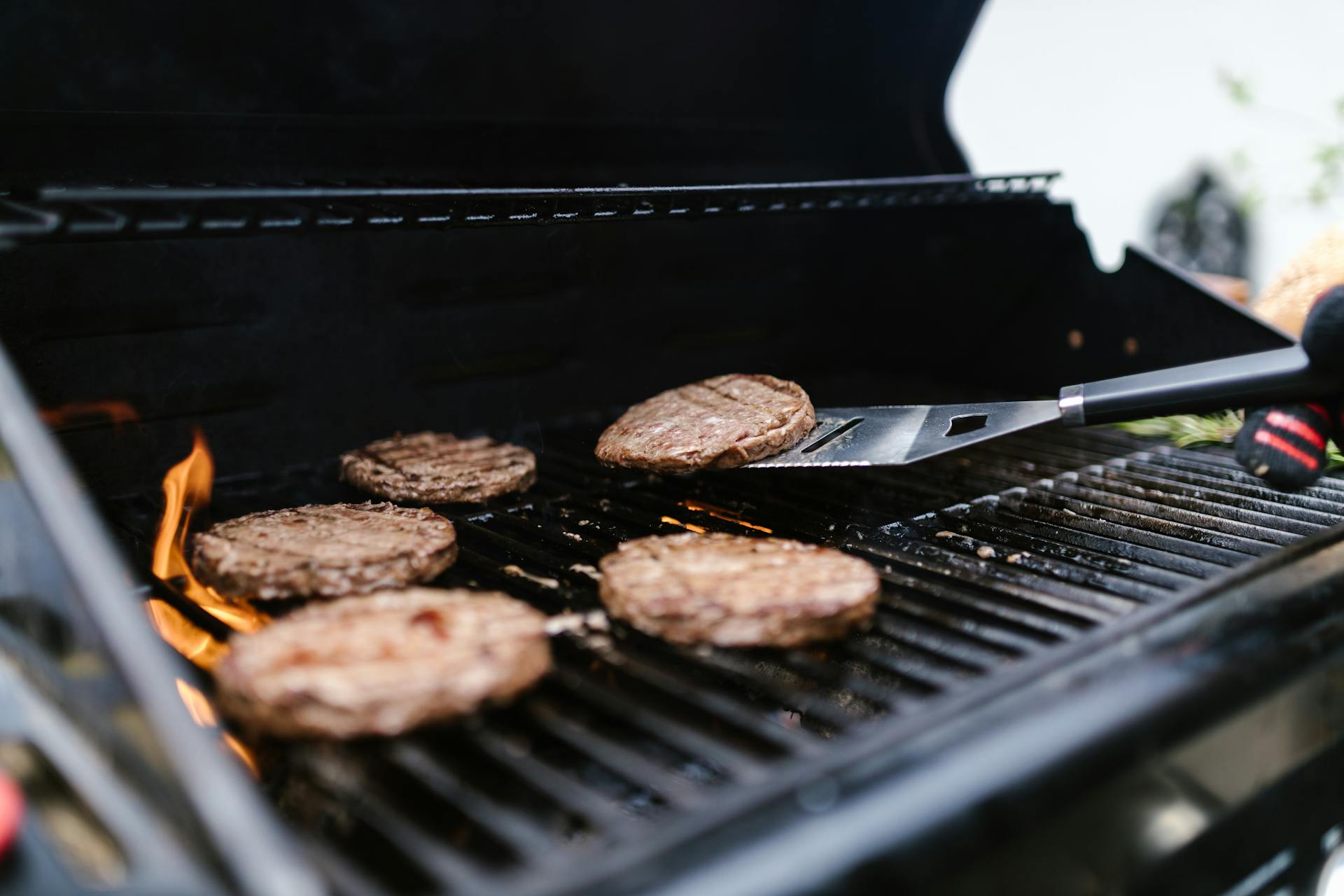 Hamburguesas en una parrilla | Fuente: Pexels