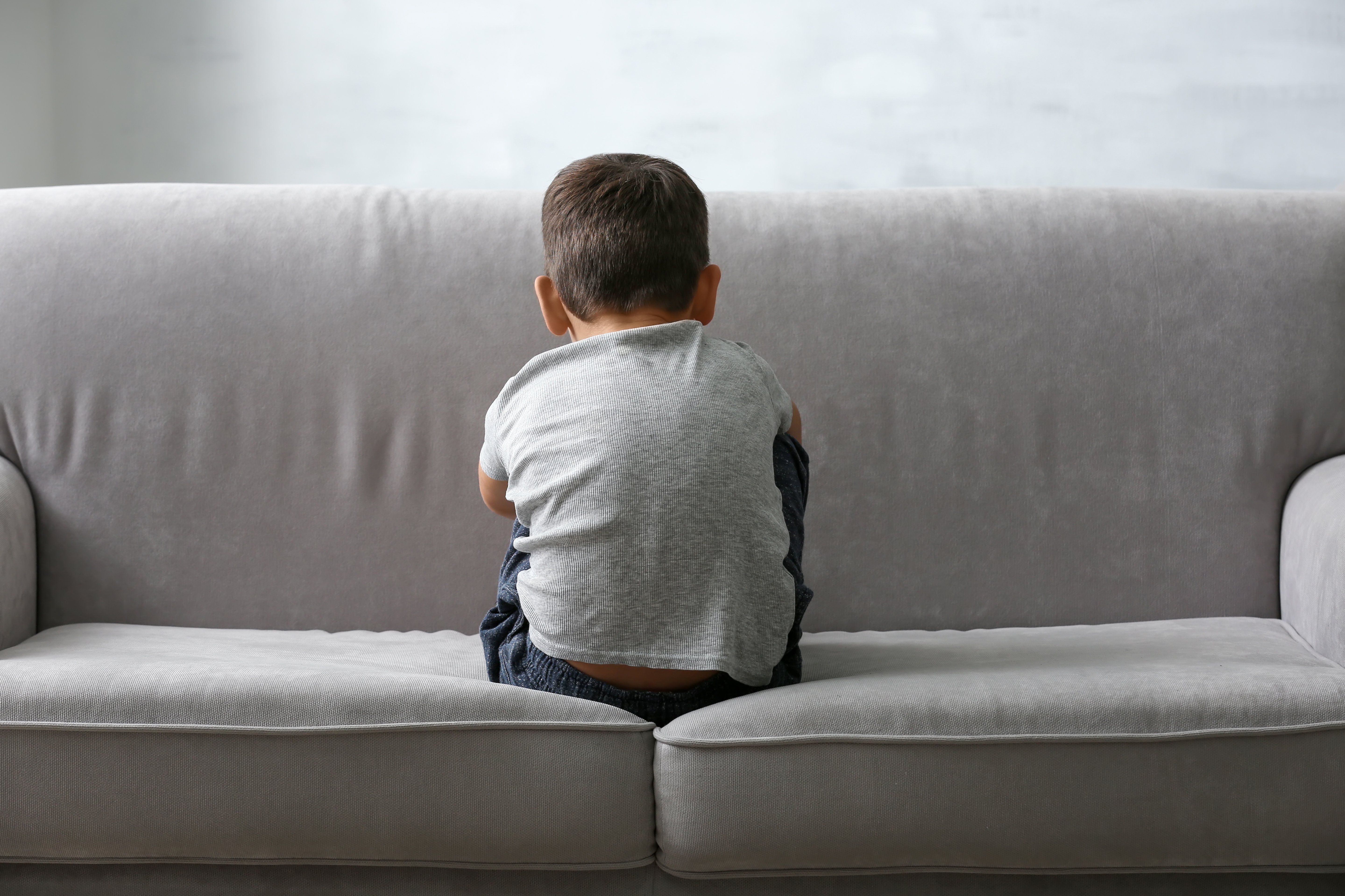 Niño sentado. | Foto: Shutterstock