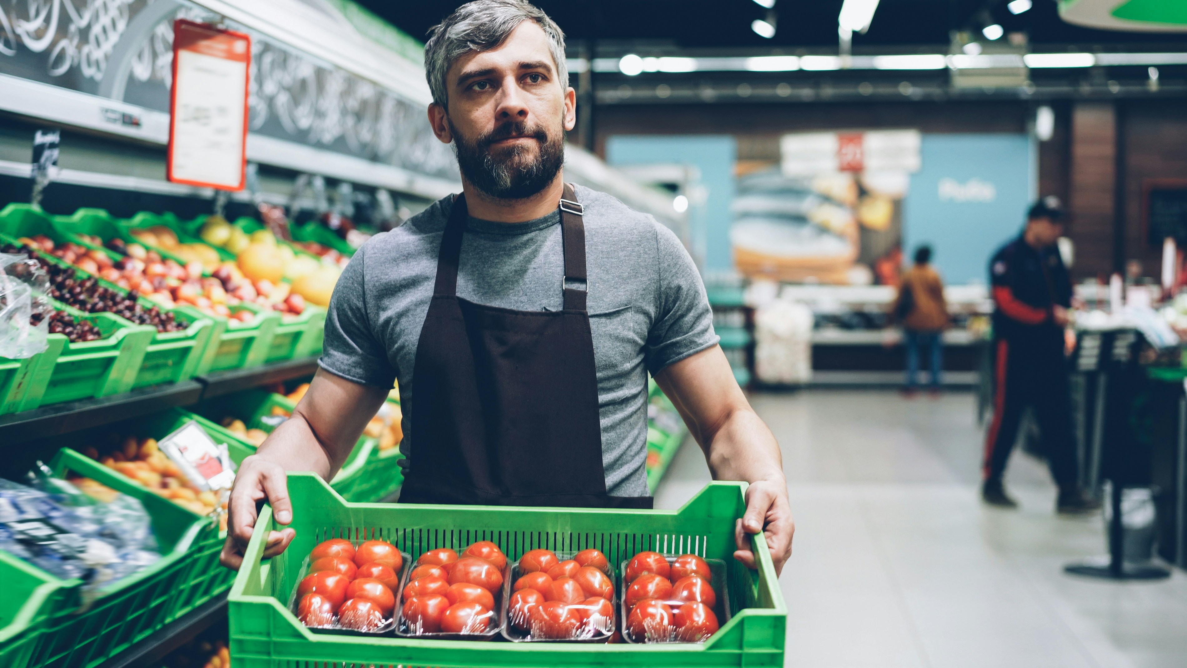 Un uomo al lavoro in un negozio di alimentari | Fonte: Unsplash