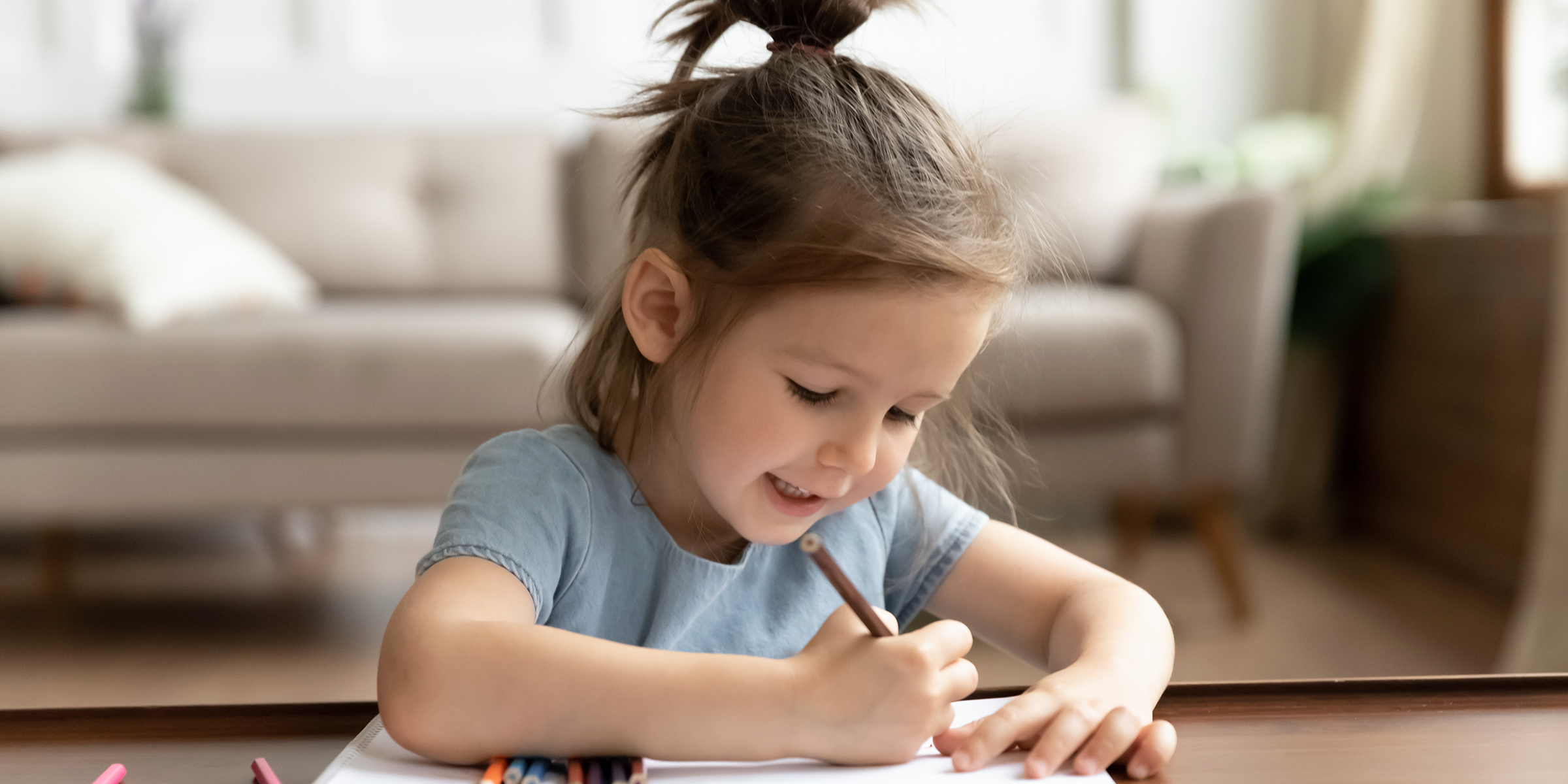 Una niña escribiendo | Fuente: Shutterstock