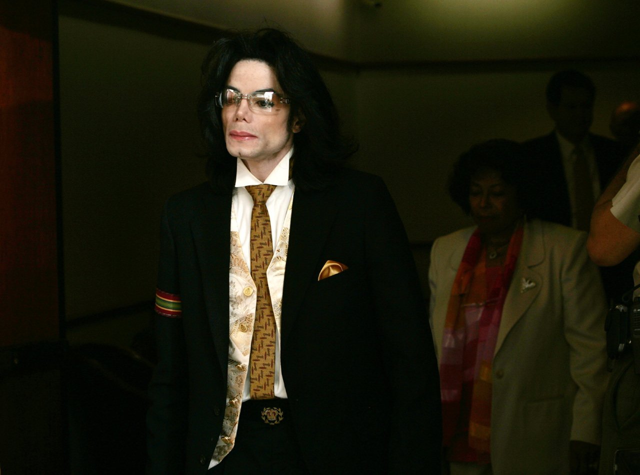 Michael Jackson abandona la sala del tribunal en un descanso en el juzgado del condado de Santa Bárbara para el segundo día de los argumentos finales en su juicio por abuso de menores el 3 de junio de 2005 en Santa María, California. | Foto: Getty Images