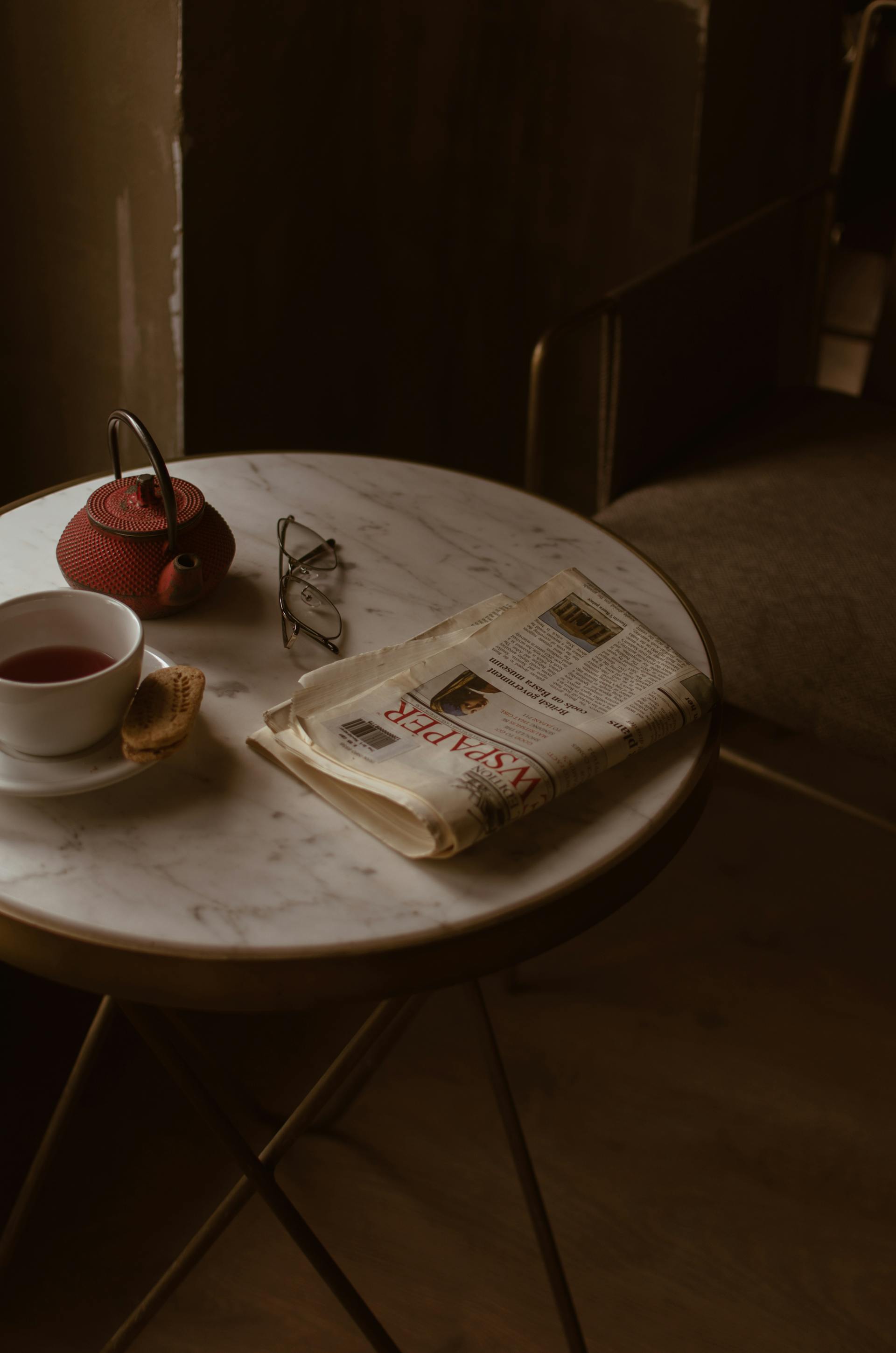 Un periódico doblado sobre una mesa | Fuente: Pexels
