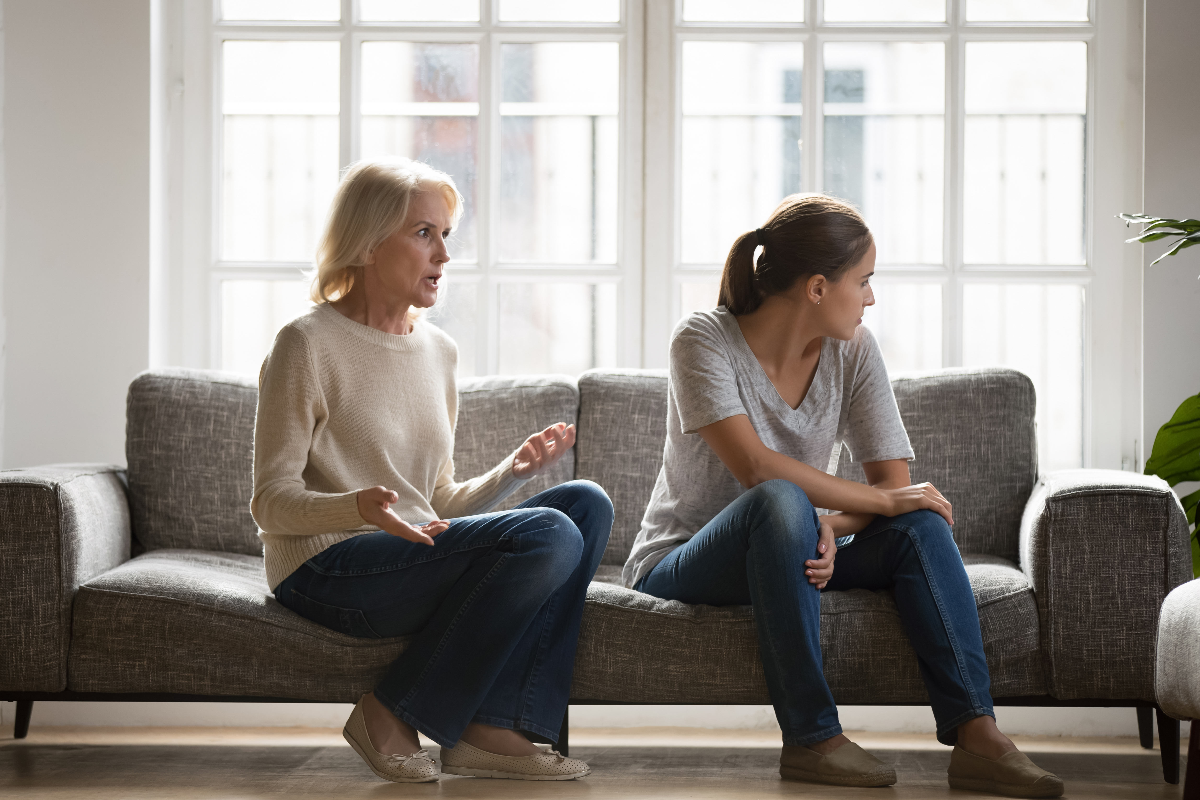 Una joven estresada en desacuerdo con su madre mayor | Foto: Shutterstock