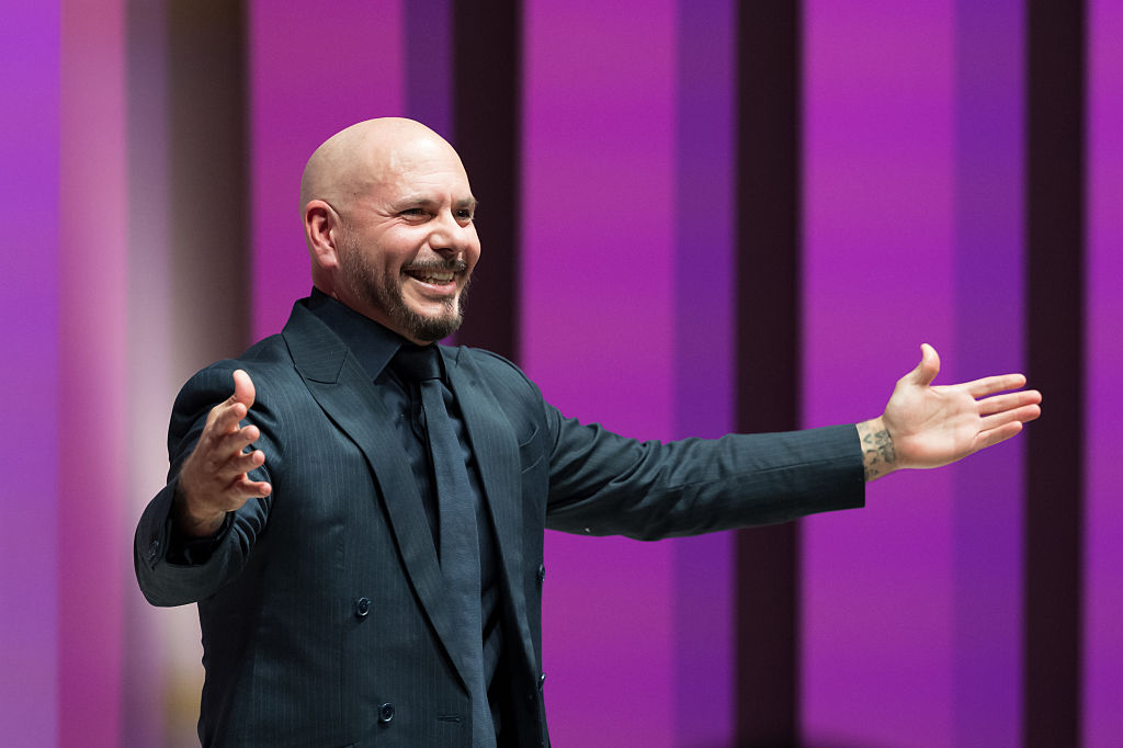 Pitbull interviene en el escenario durante la Billboard Latin Music Week Miami 2026 en el Faena Forum, el 21 de octubre de 2026 en Miami Beach, Florida. | Fuente: Getty Images
