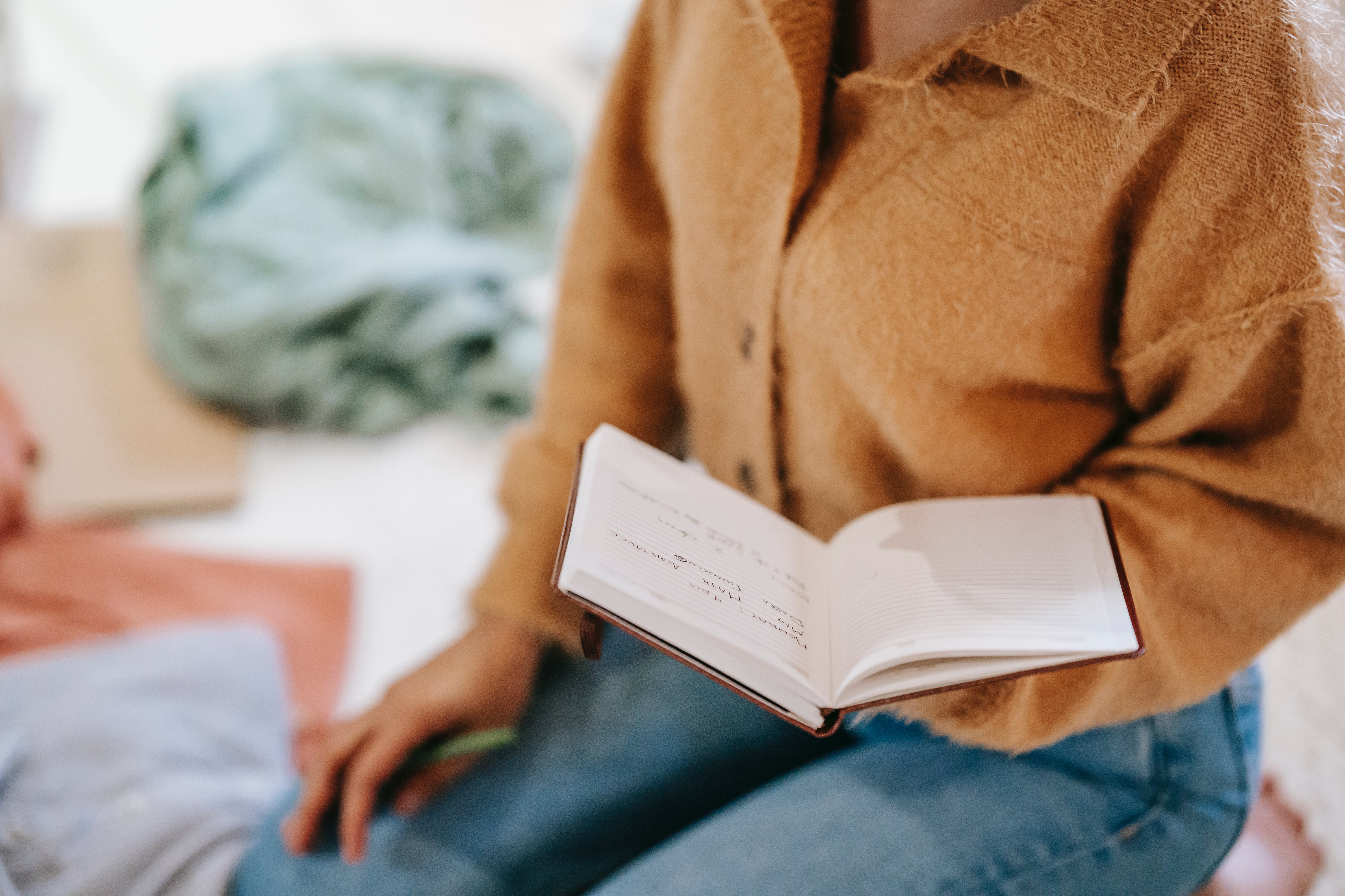 Una mujer leyendo un libro | Foto: Pexels