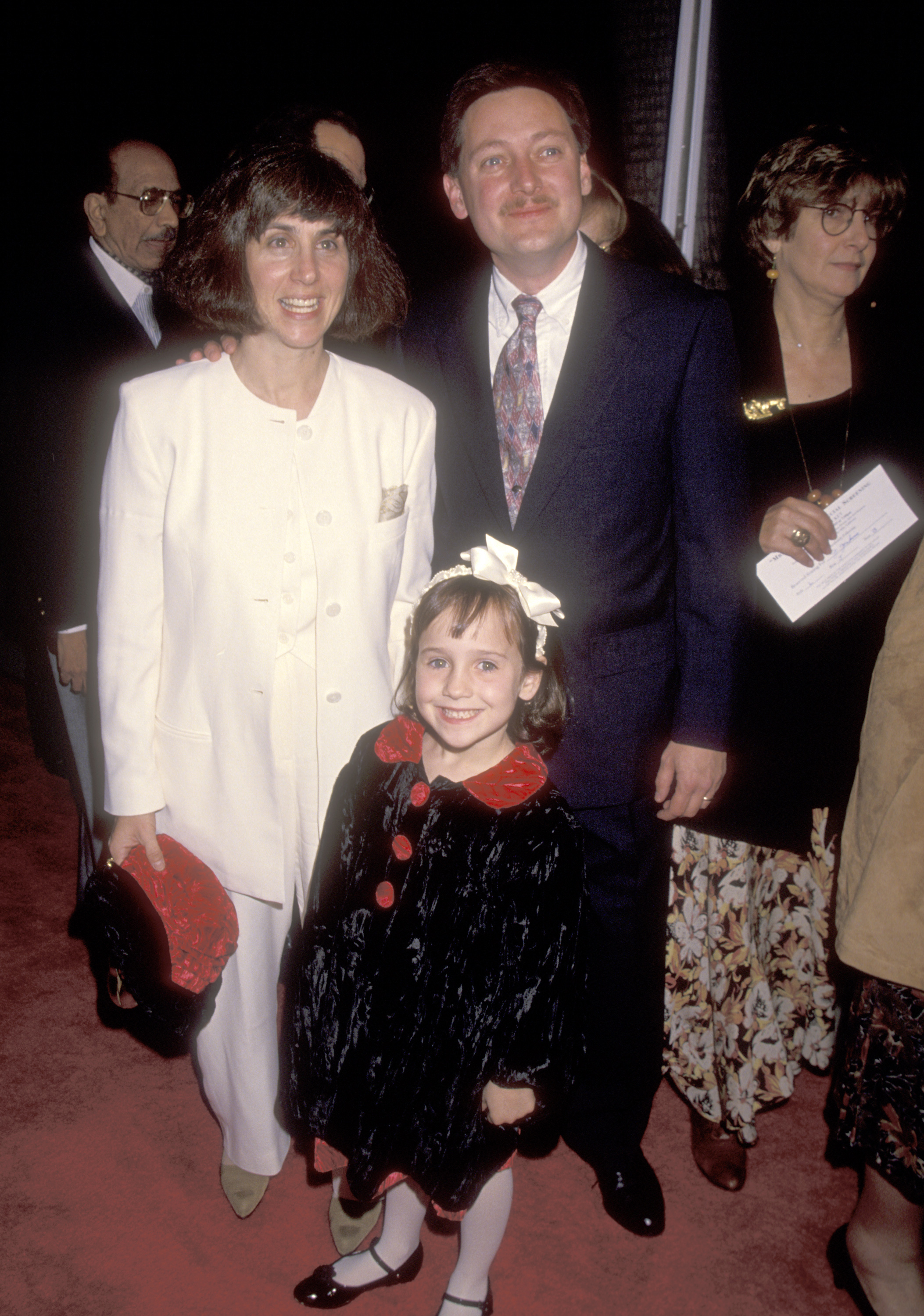 Mara Wilson, Suzie Shapiro y Michael Wilson asisten al estreno de "Mrs. Doubtfire" en Beverly Hills, California, el 22 de noviembre de 1993 | Fuente: Getty Images