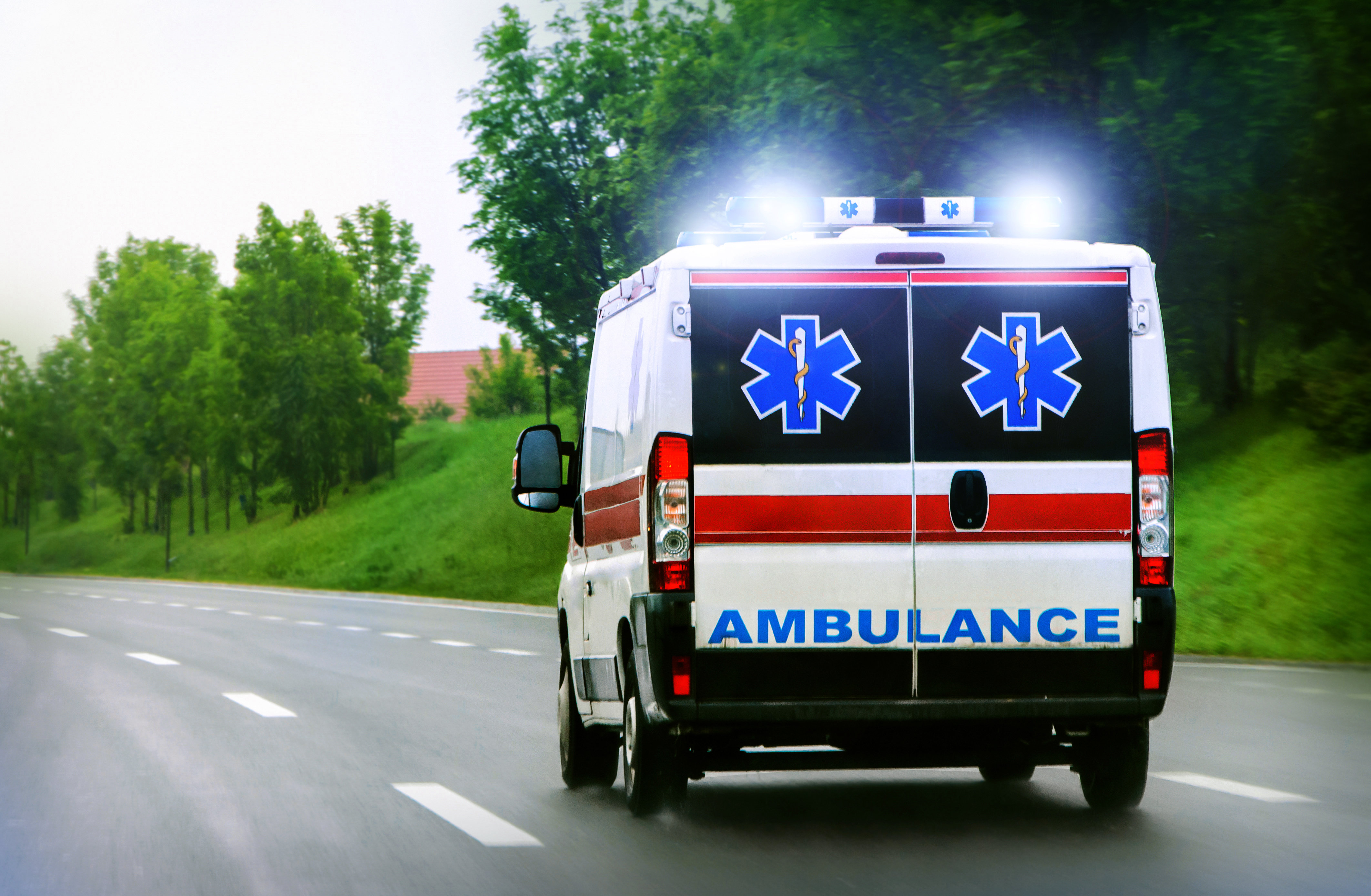 Una ambulancia en la carretera | Foto: Shutterstock