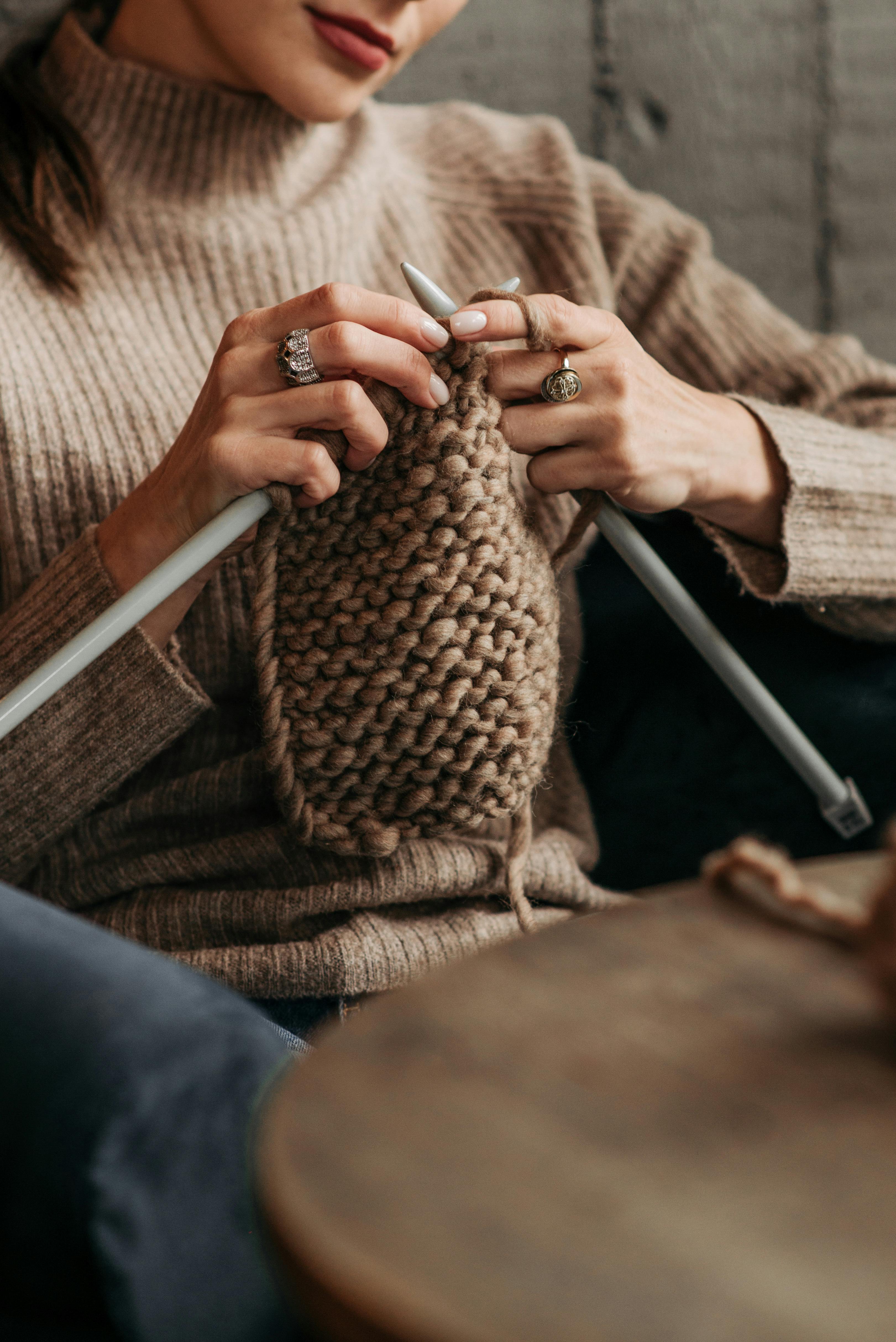 Una mujer tejiendo | Fuente: Pexels