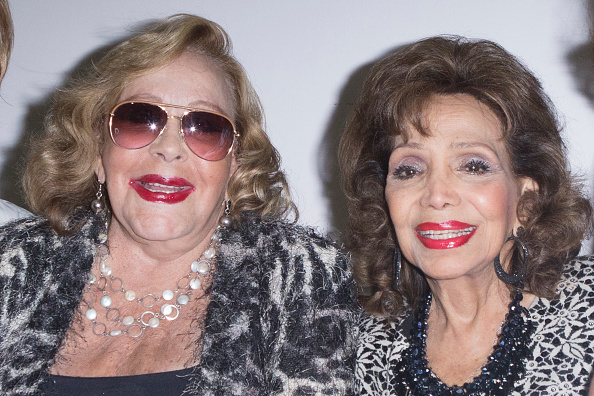 Silvia Pinal y María Victoria posan para una foto durante un showcase de Daniela Romo en el Teatro Insurgentes el 27 de agosto de 2015 en Ciudad de México, México | Fuente: Getty Images