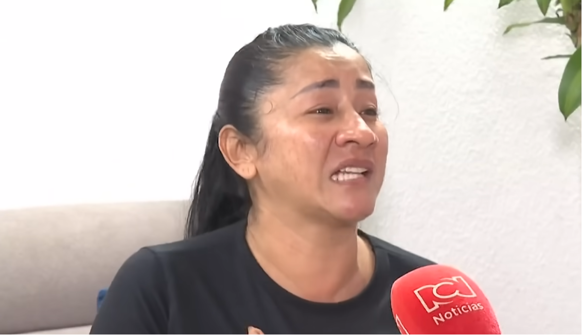 Jenni Díaz, la madre del fallecido, ofreciendo declaraciones a la prensa | Fuente: YouTube/Noticias RCN