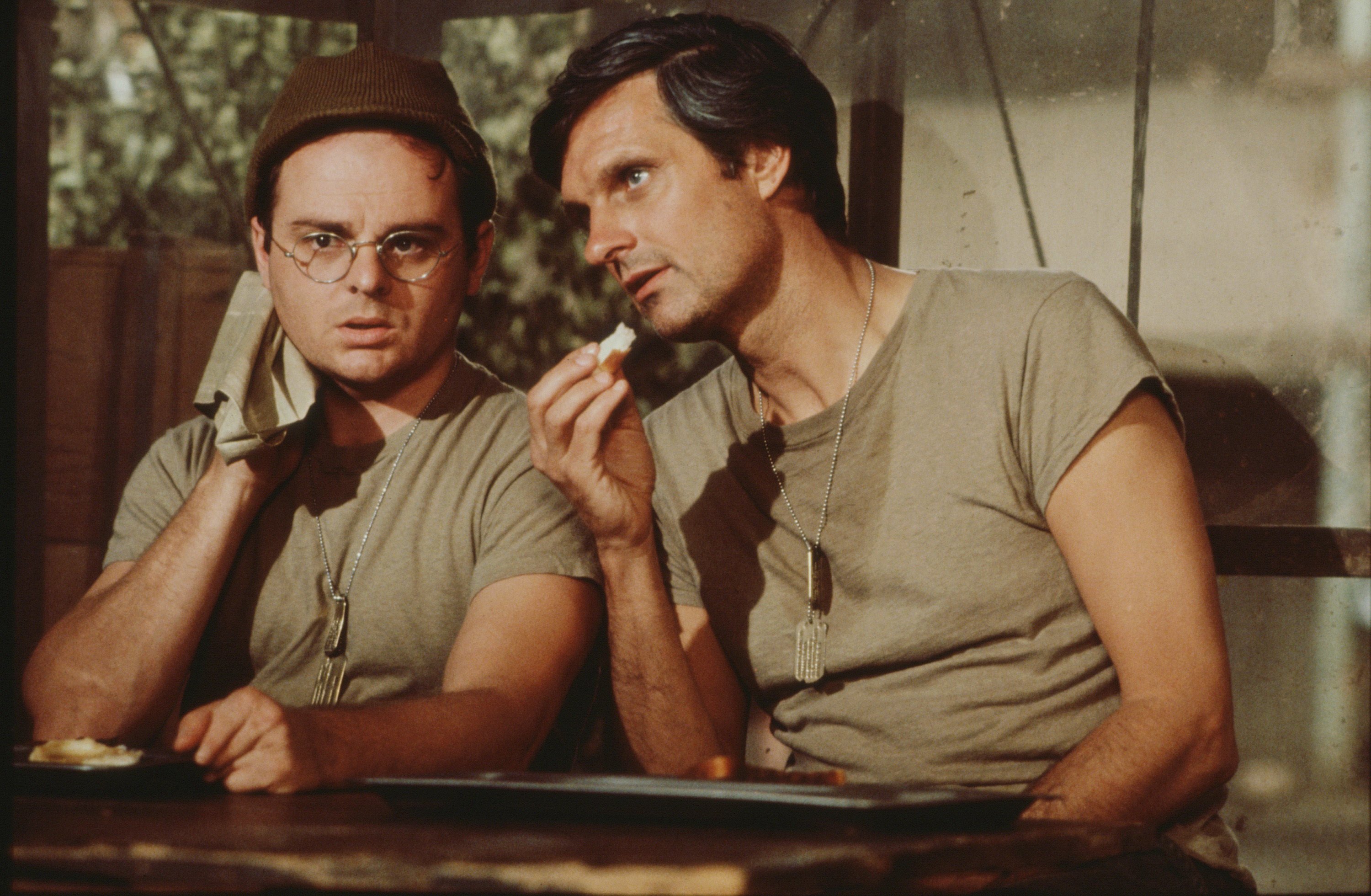 Gary Burghoff y Alan Alda en un episodio de "M*A*S*H" en California, 1976. | Foto: Getty Images