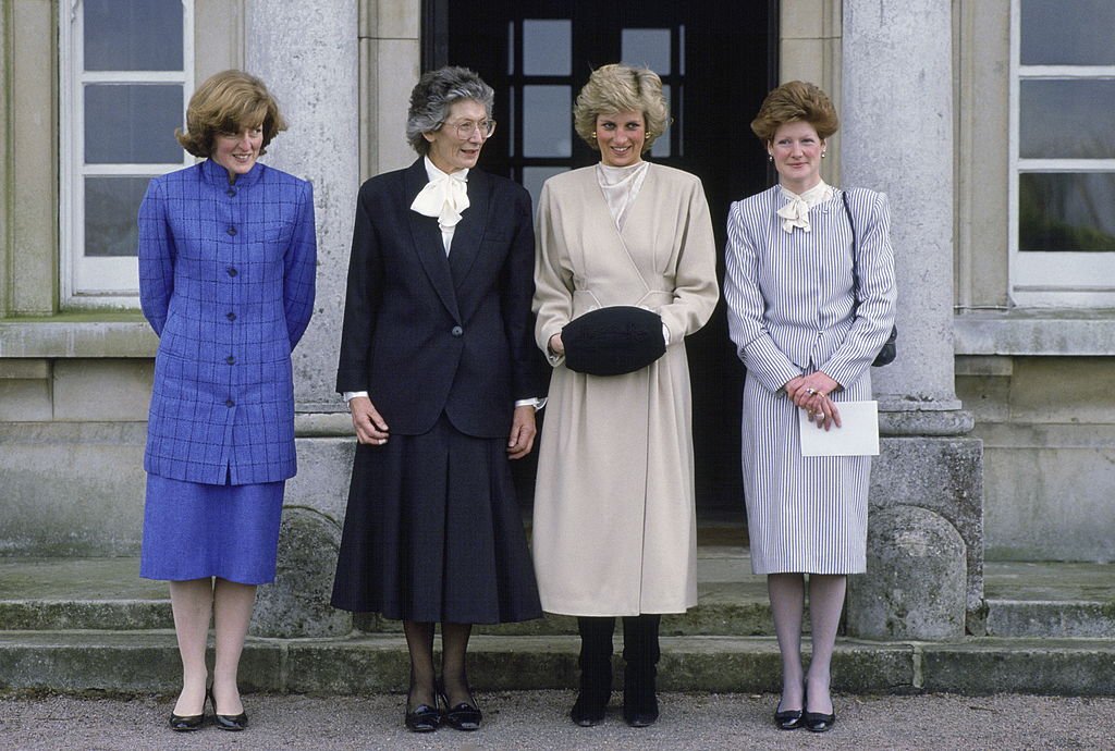 La princesa Diana con sus hermanas, Lady Jane Fellows y Lady Sarah Mccorquodale, conociendo a la directora de la escuela West Heath. | Foto: Getty Images