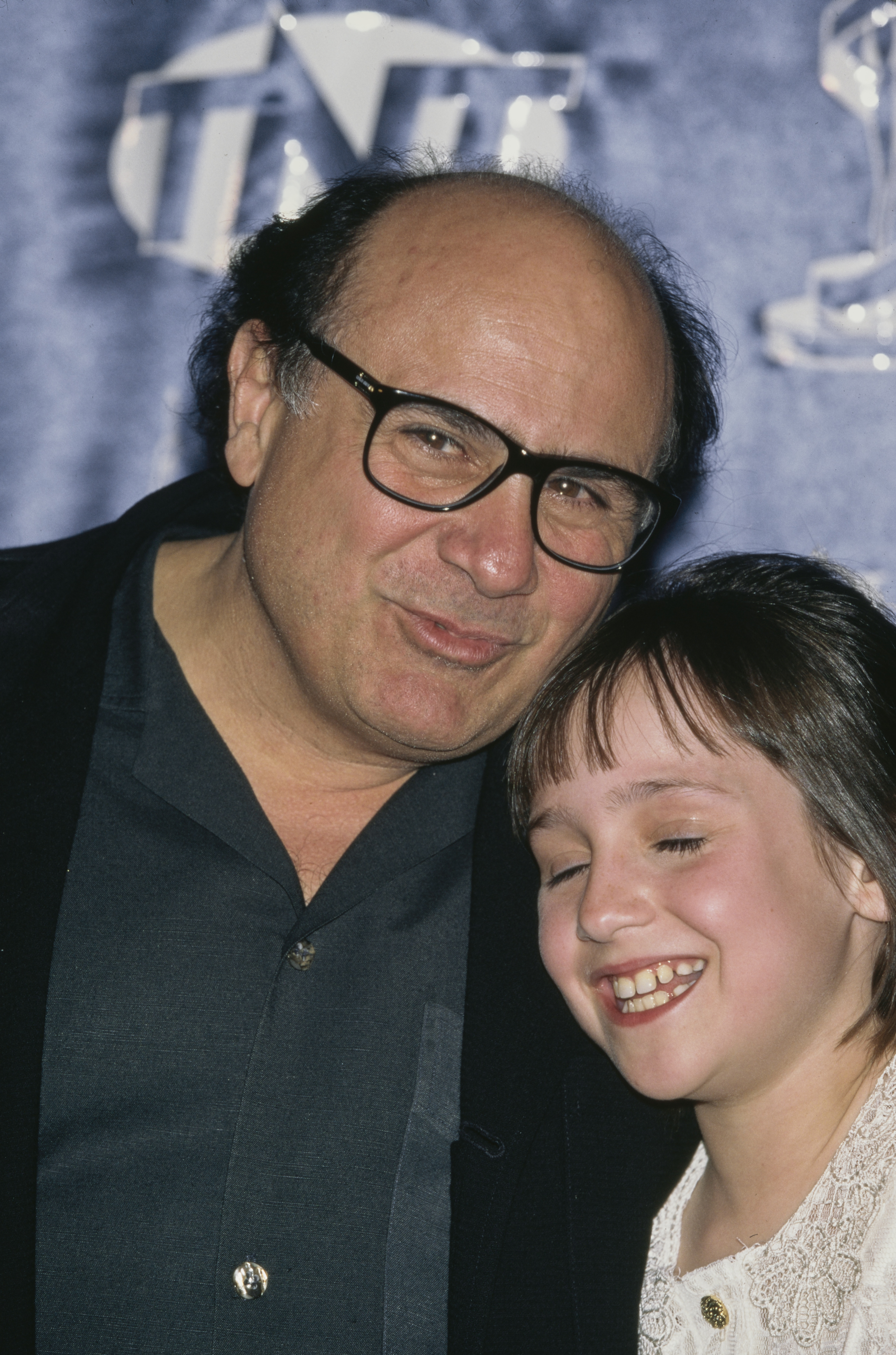 Danny DeVito y Mara Wilson asisten a los Premios ShoWest 1997 en el MGM Grand Hotel el 6 de marzo de 1997 en Las Vegas, Nevada. | Fuente: Getty Images