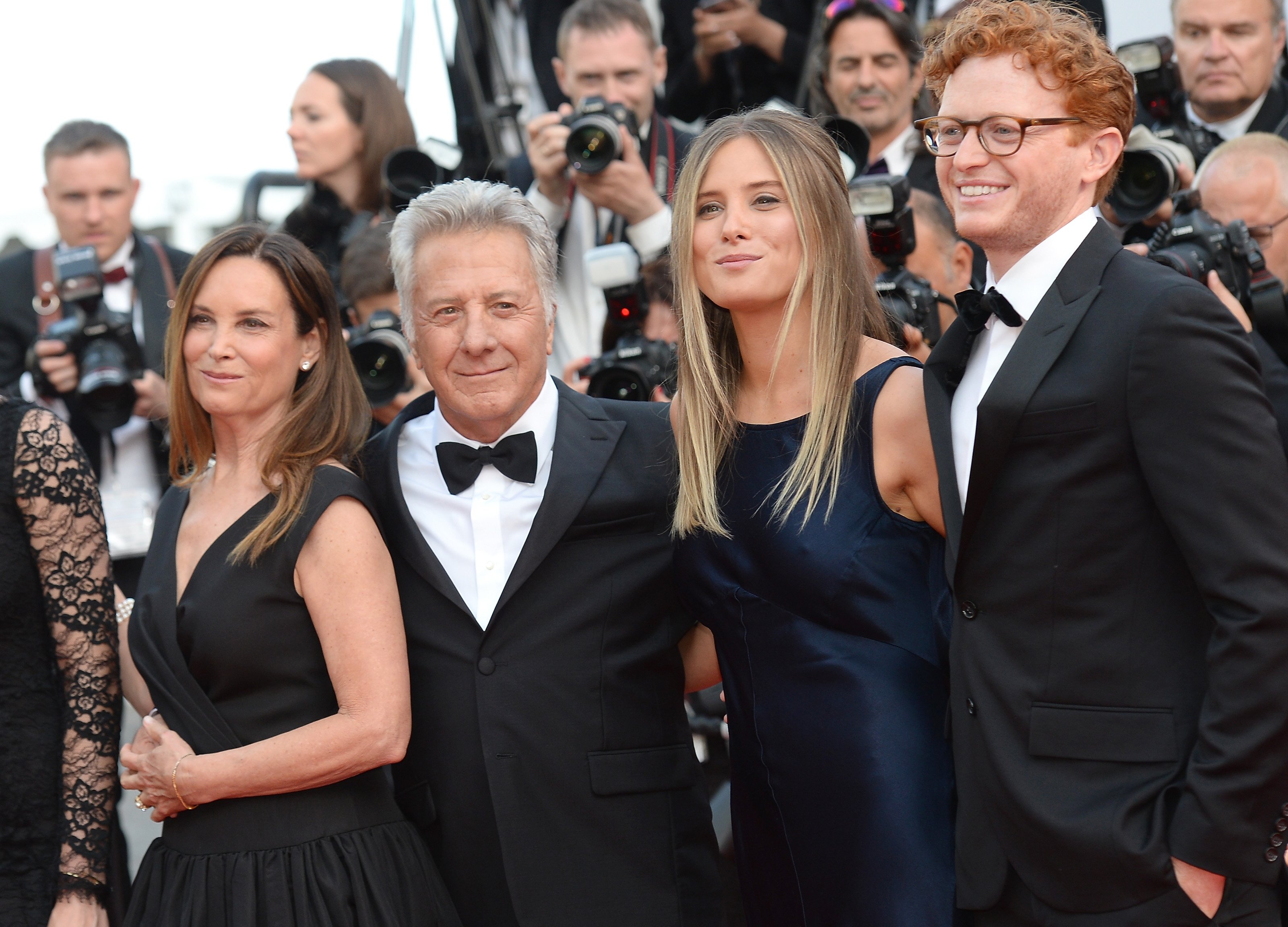 El actor Dustin Hoffman, Lisa Hoffman y Ali Hoffman el 21 de mayo de 2017 en Cannes, Francia | Foto: Getty Images