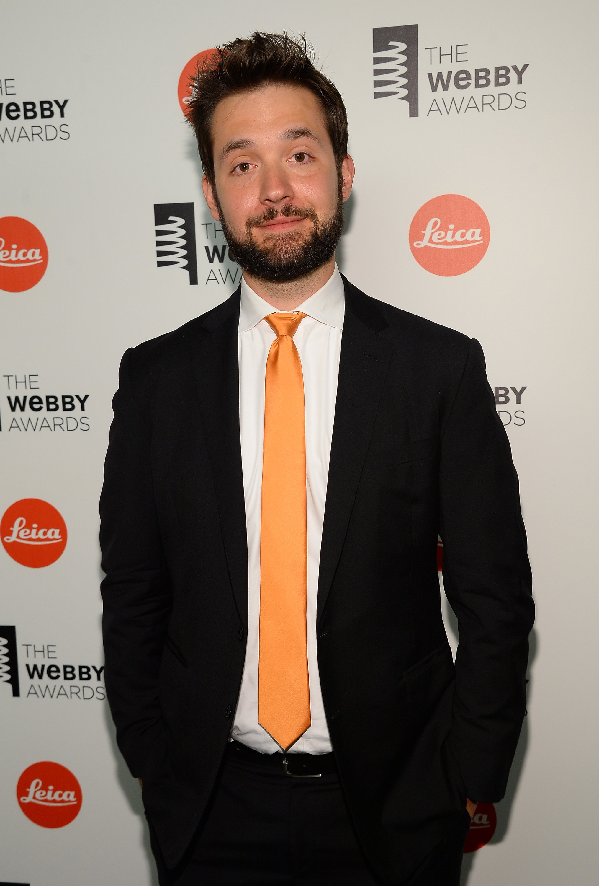 Alexis Ohanian posando entre bastidores en la 18ª edición de los Premios Webby el 19 de mayo de 2014 | Fuente: GettyImages