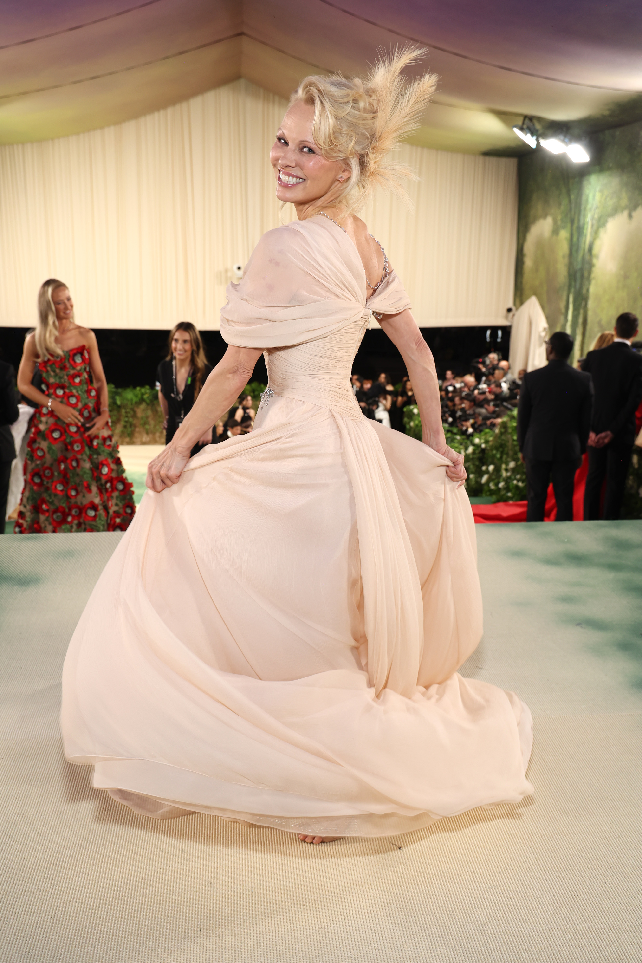 Pamela Anderson en la Met Gala 2024 que celebra "Sleeping Beauties: Reawakening Fashion" en el Museo Metropolitano de Arte el 06 de mayo de 2024 en Nueva York | Foto: Getty Images