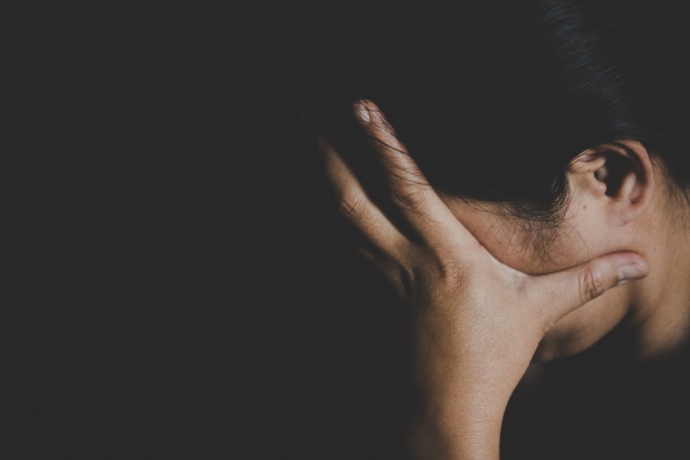 Joven deprimida por violencia doméstica y violación. Fuente: Shutterstock