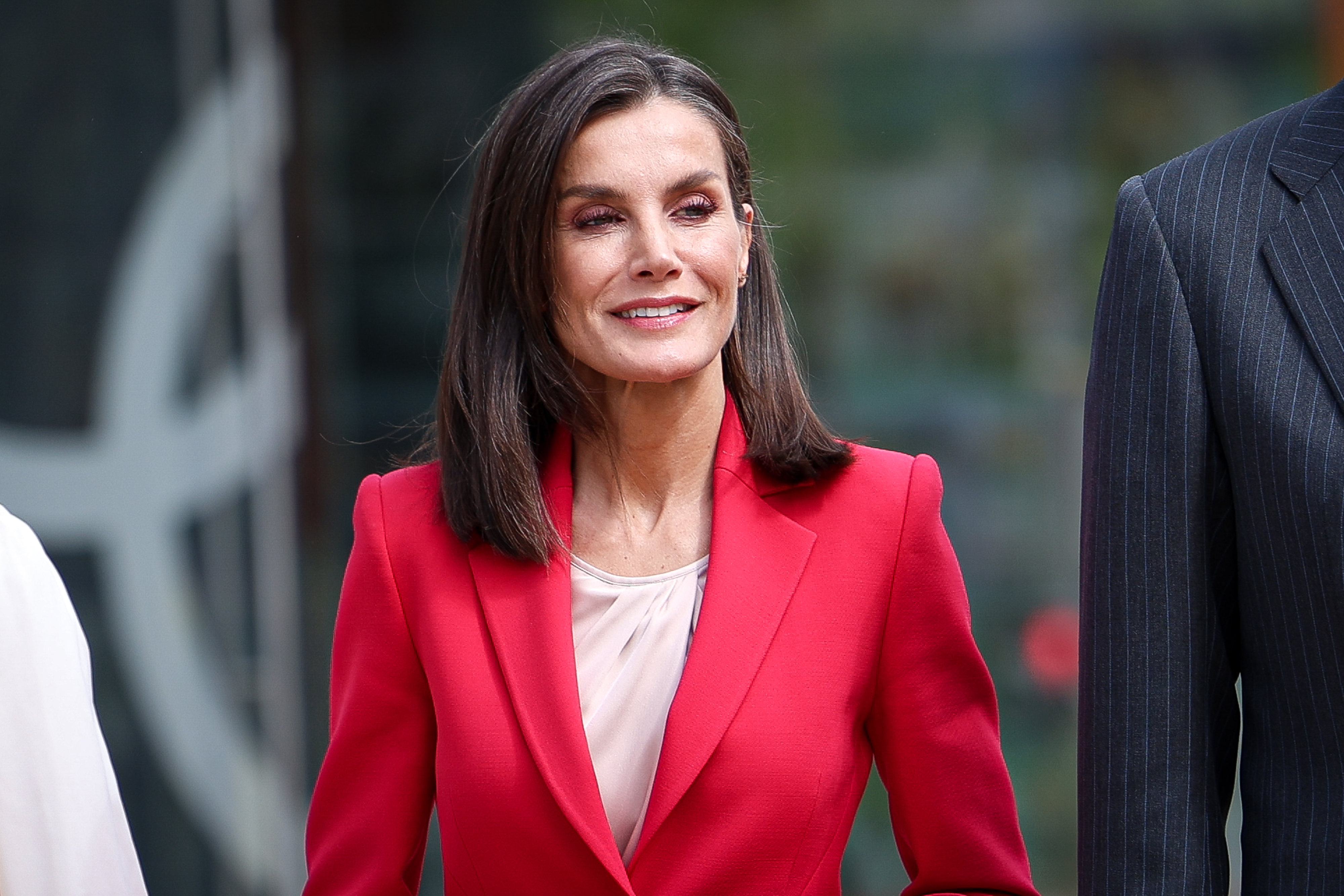 La reina Letizia de España asiste a un acto conmemorativo de la participación española en los Juegos Olímpicos de Barcelona y Albertville 1992 en el COE "Comité Olímpico Español" el 26 de abril de 2024 en Madrid, España. | Fuente: Getty Images