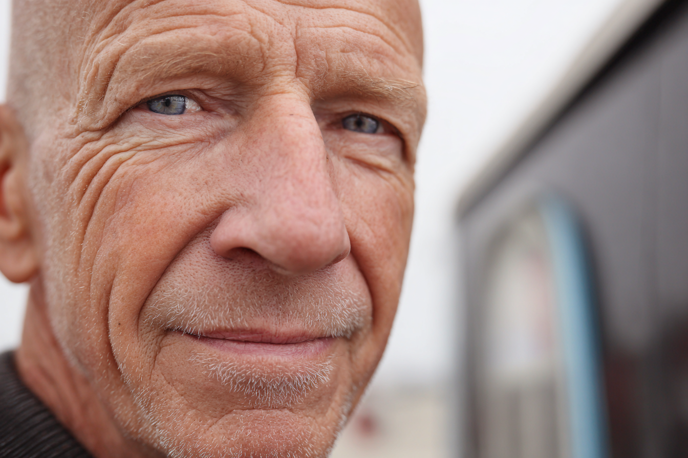 Un hombre mayor mirando al frente | Fuente: Midjourney