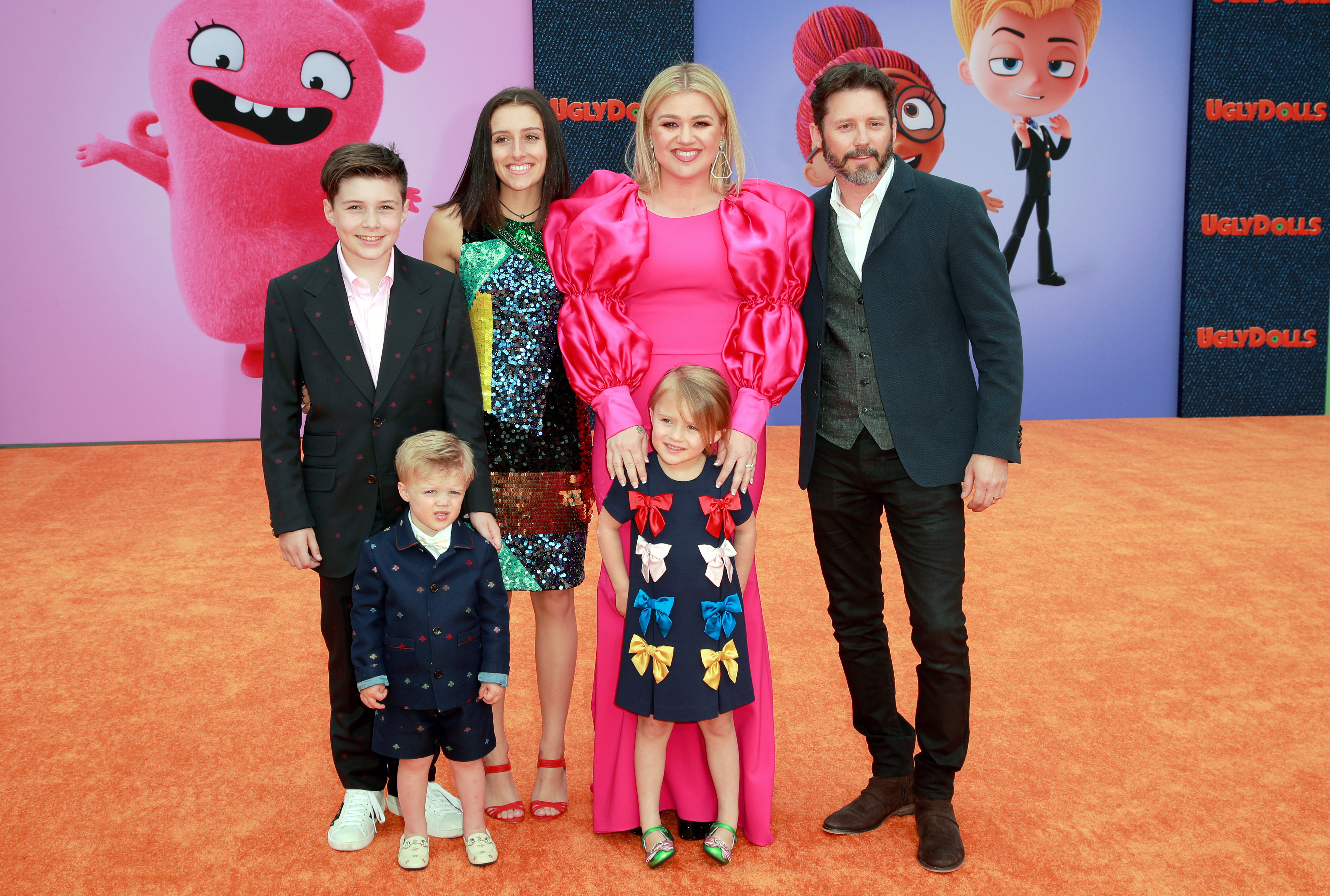 Kelly Clarkson, Brandon, Seth, Remington Alexander, Savannah y River Rose Blackstock durante el estreno mundial de "UglyDolls" en Regal Cinemas L.A. Live el 27 de abril de 2019, en Los Ángeles, California | Fuente: Getty Images