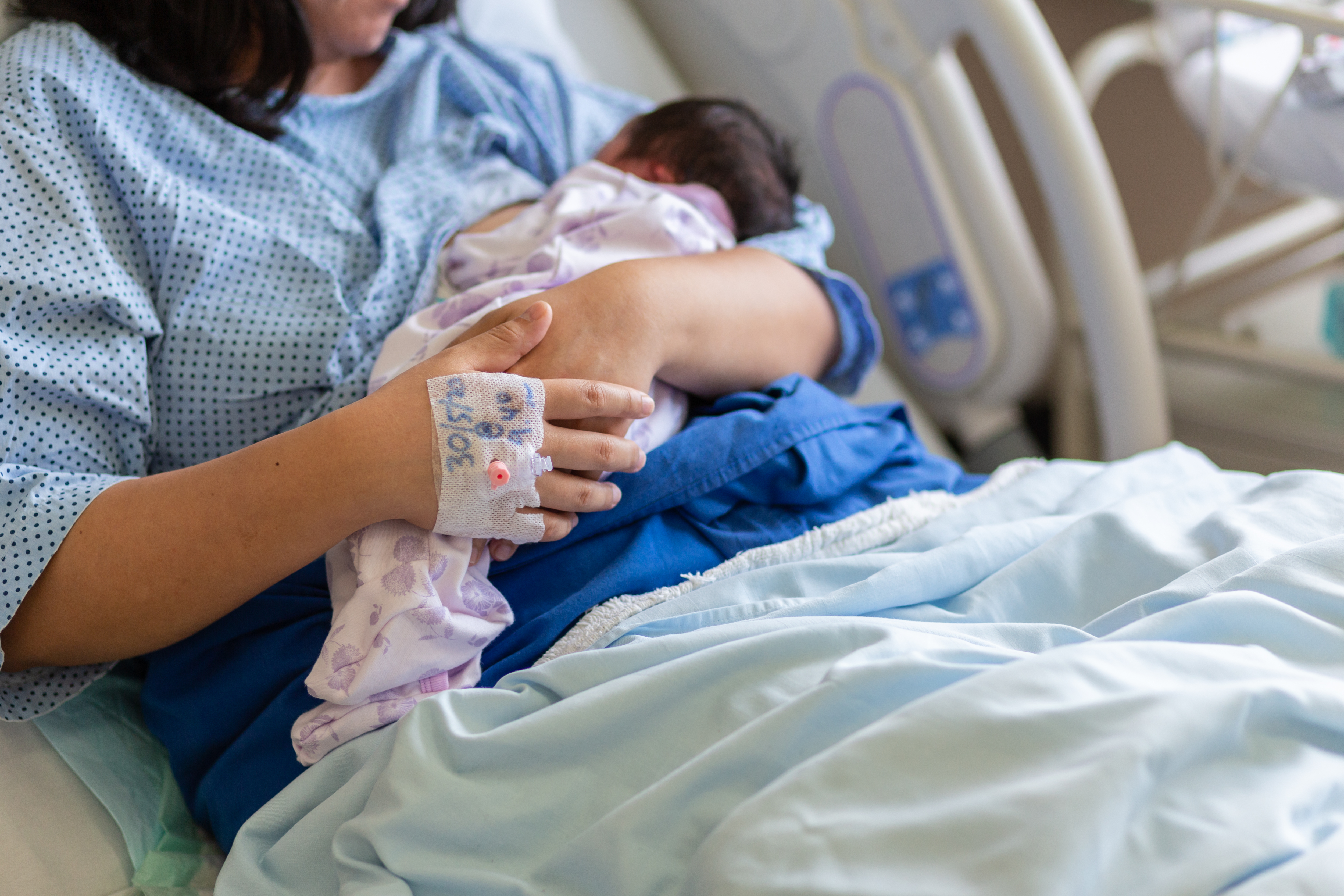 Una mujer acuna a un recién nacido | Fuente: Shutterstock