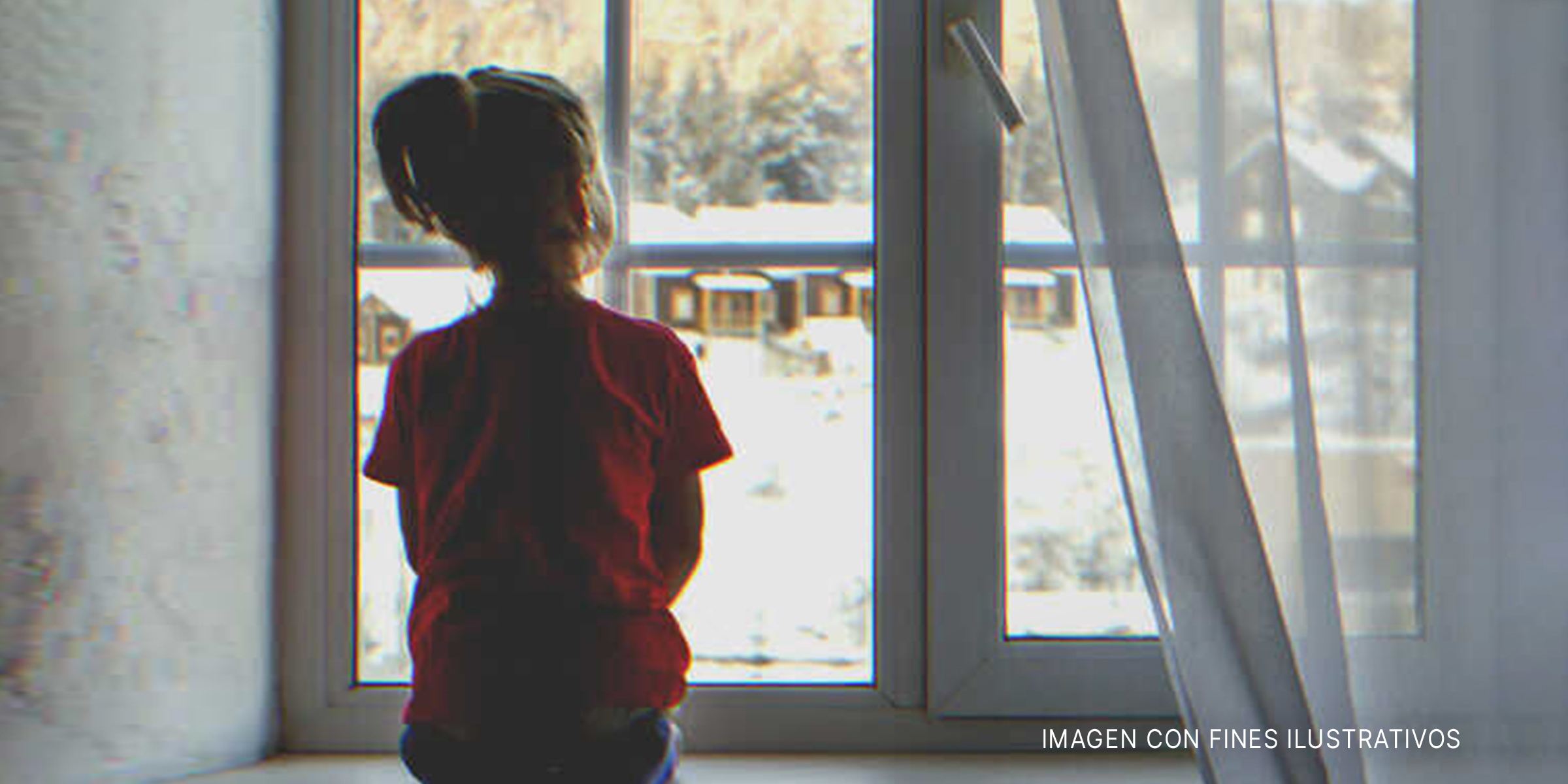Una chica mirando por la ventana. | Fuente: Shutterstock