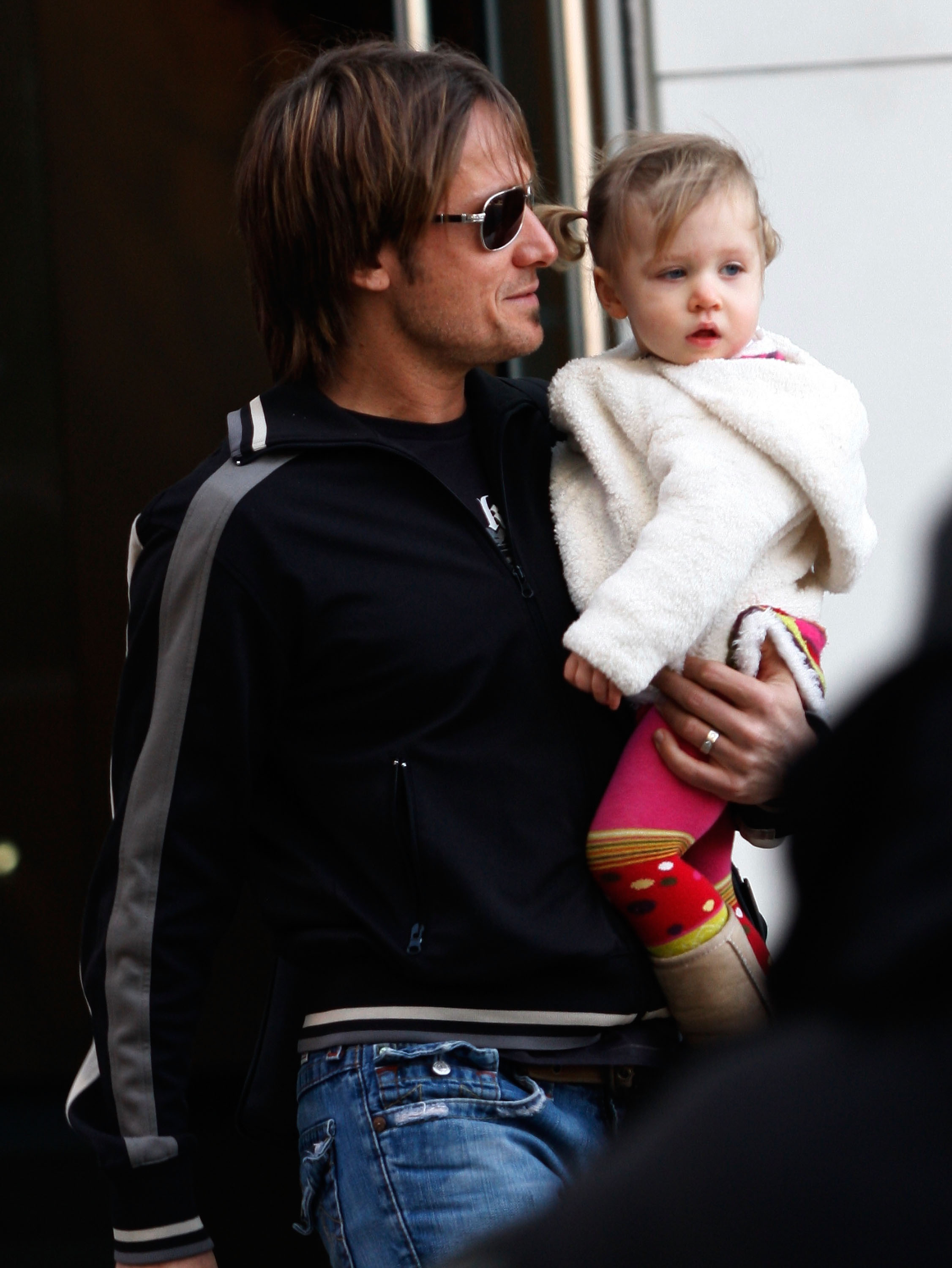 Keith Urban y su hija, Sunday Rose Urban, son vistos en Manhattan el 17 de noviembre de 2009, en Nueva York. | Fuente: Getty Images