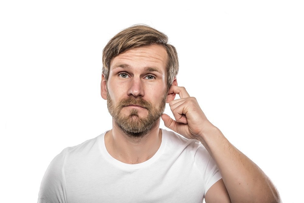 Hombre rascándose el oído. | Imagen tomada de: Shutterstock