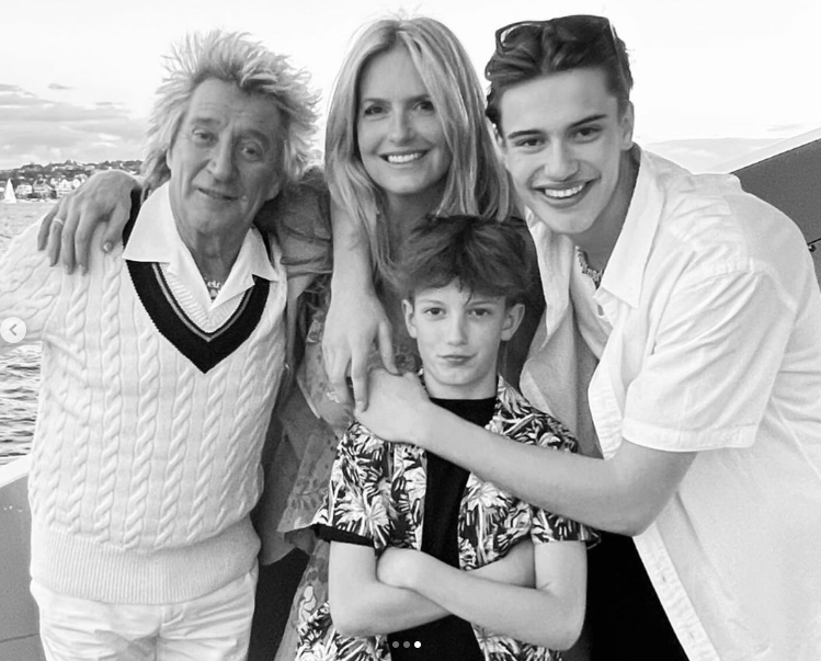 Sir Rod Stewart y Penny Lancaster con sus hijos, Aiden y Alastair Stewart, posando para una foto, publicada el 27 de noviembre de 2023 | Fuente: Instagram/penny.lancaster