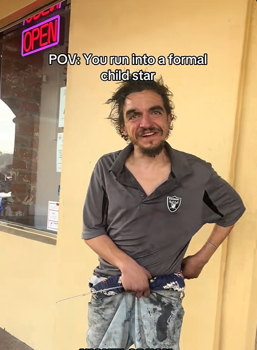 Tylor Chase en las calles de Riverside, California, en una publicación del 25 de diciembre de 2025 | Fuente: TikTok/@swaggmobb