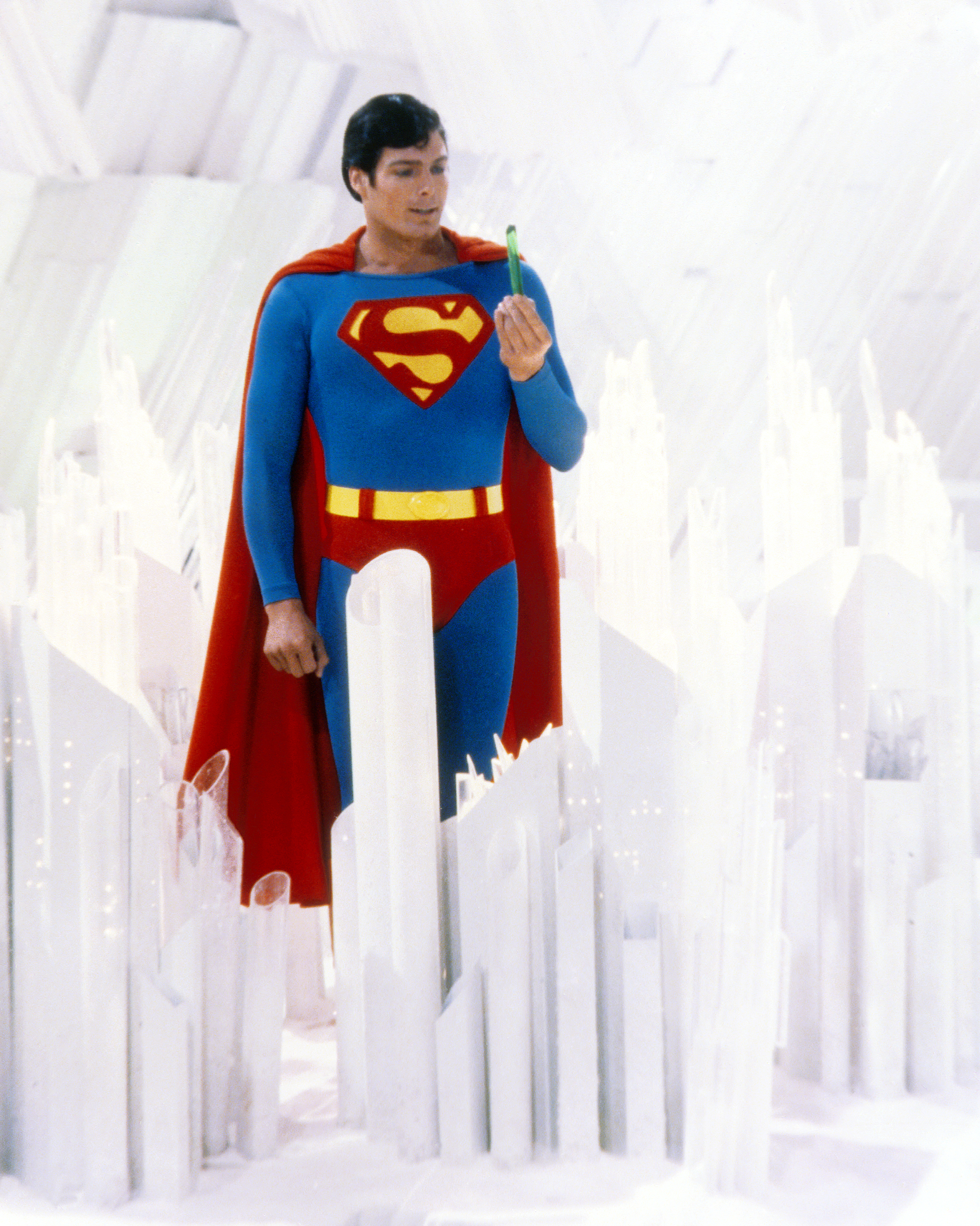 Superman, interpretado Christopher Reeve sostiene un cristal verde en la Fortaleza de la Soledad en un fotograma promocional de "Superman", 1978 | Foto: Getty Images