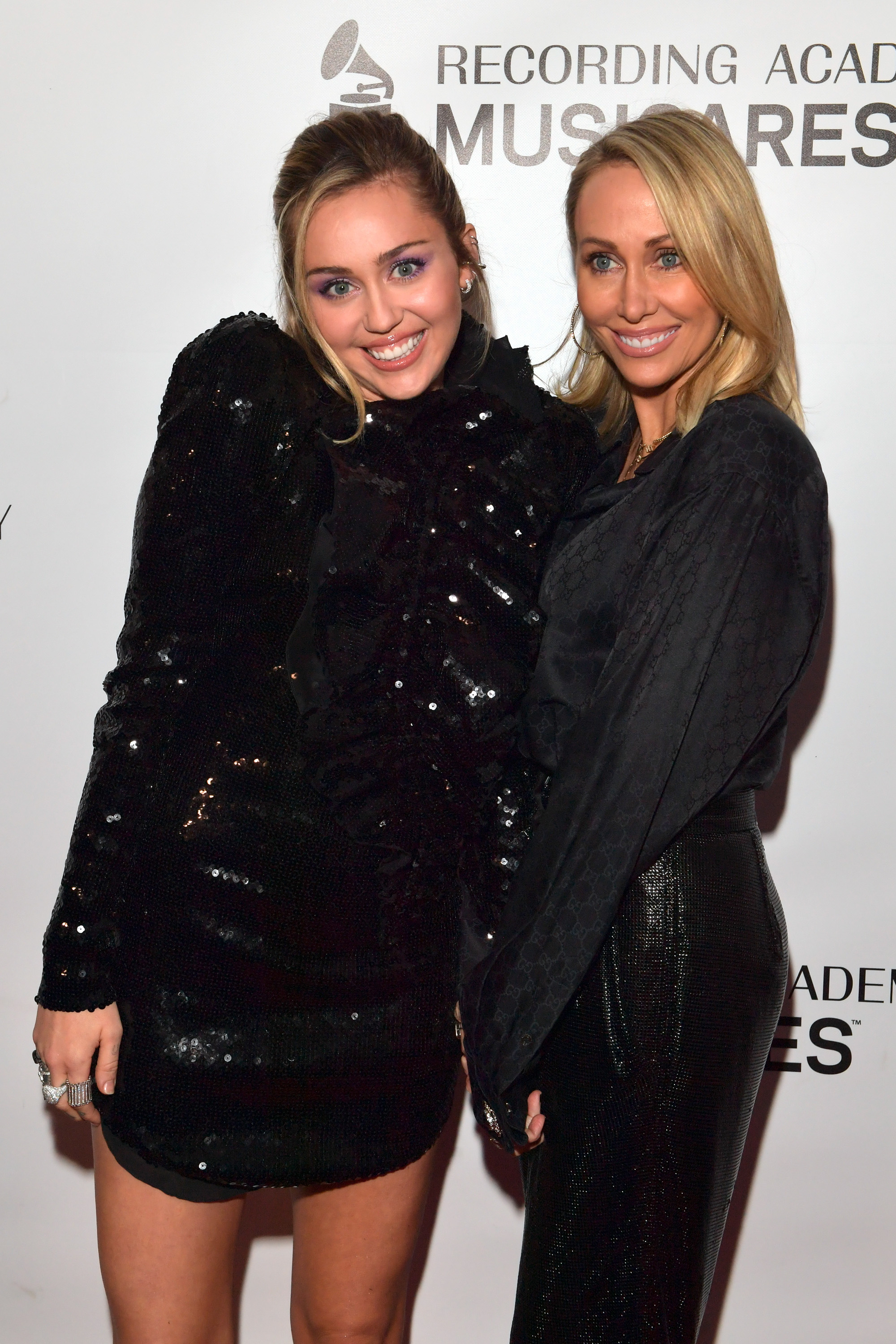 Miley y Tish Cyrus asisten al homenaje MusiCares Person of the Year a Dolly Parton en Los Ángeles, California, el 8 de febrero de 2019 | Fuente: Getty Images