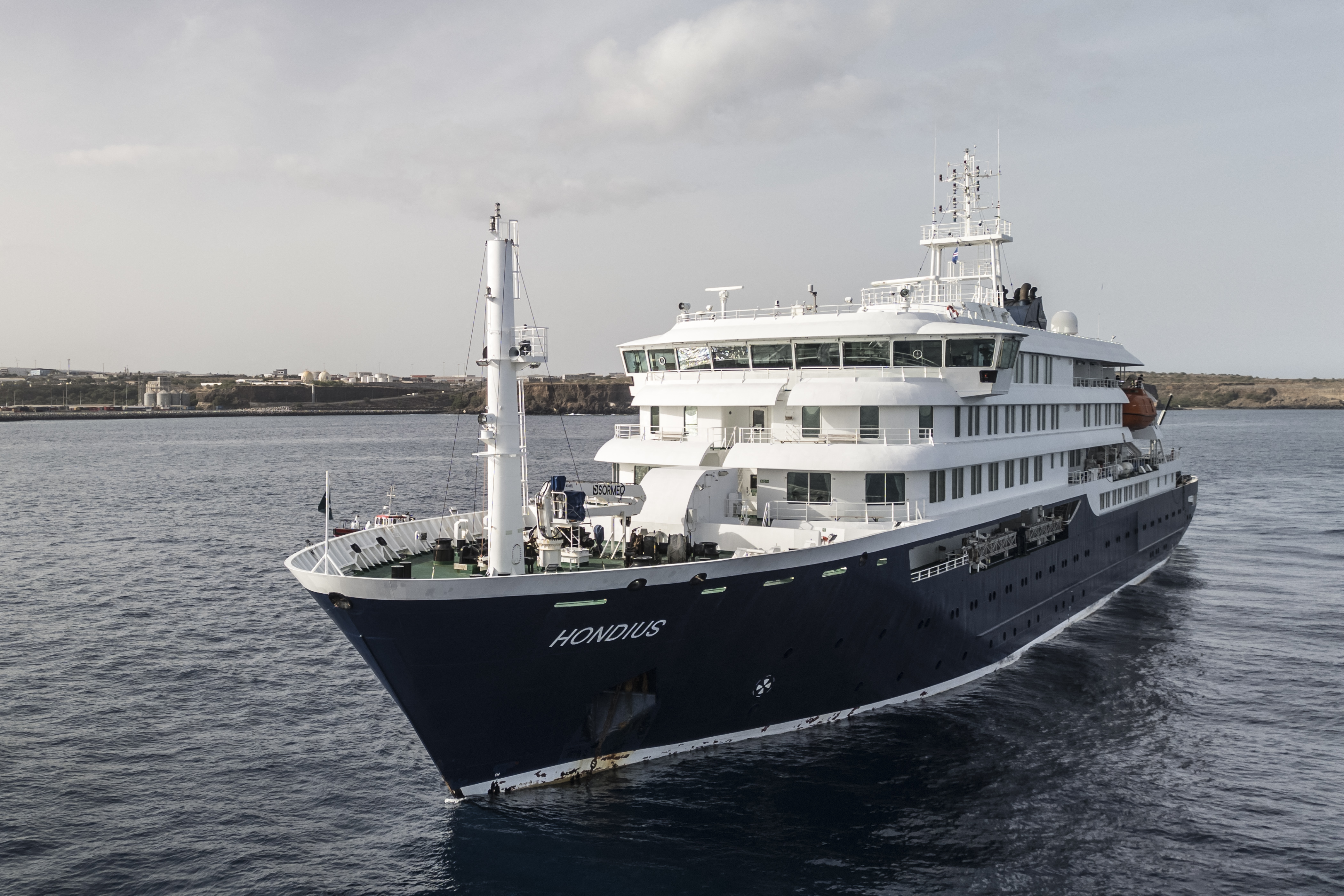 Vista aérea del crucero MV Hondius anclado frente al puerto de Praia, la capital de Cabo Verde, el 5 de mayo de 2026. | Fuente: Getty Images