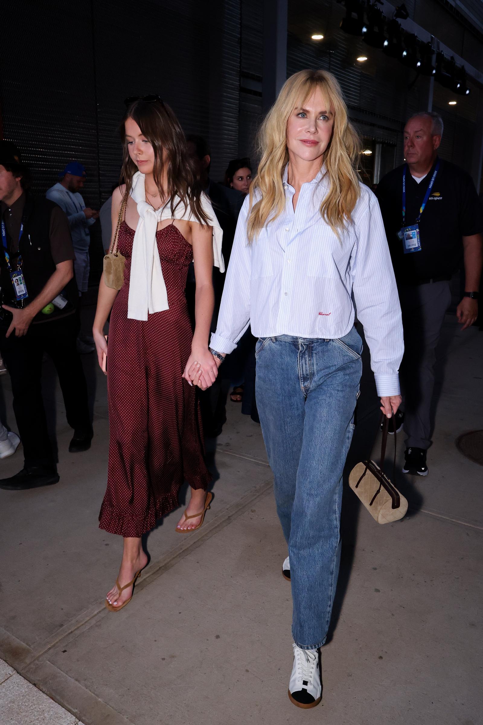Nicole Kidman va de la mano con su hija de 15 años, Faith Margaret, en el US Open de Nueva York en septiembre de 2026. Las dos se decantaron por un look informal: Faith llevaba un vestido burdeos y Nicole, unos vaqueros y una camiseta a rayas. | Fuente: Getty Images