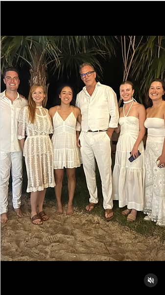 Jewel, Kevin Costner y otros invitados en Necker Island, en un vídeo de Instagram fechado el 28 de noviembre de 2023. | Fuente: Instagram/jewel/