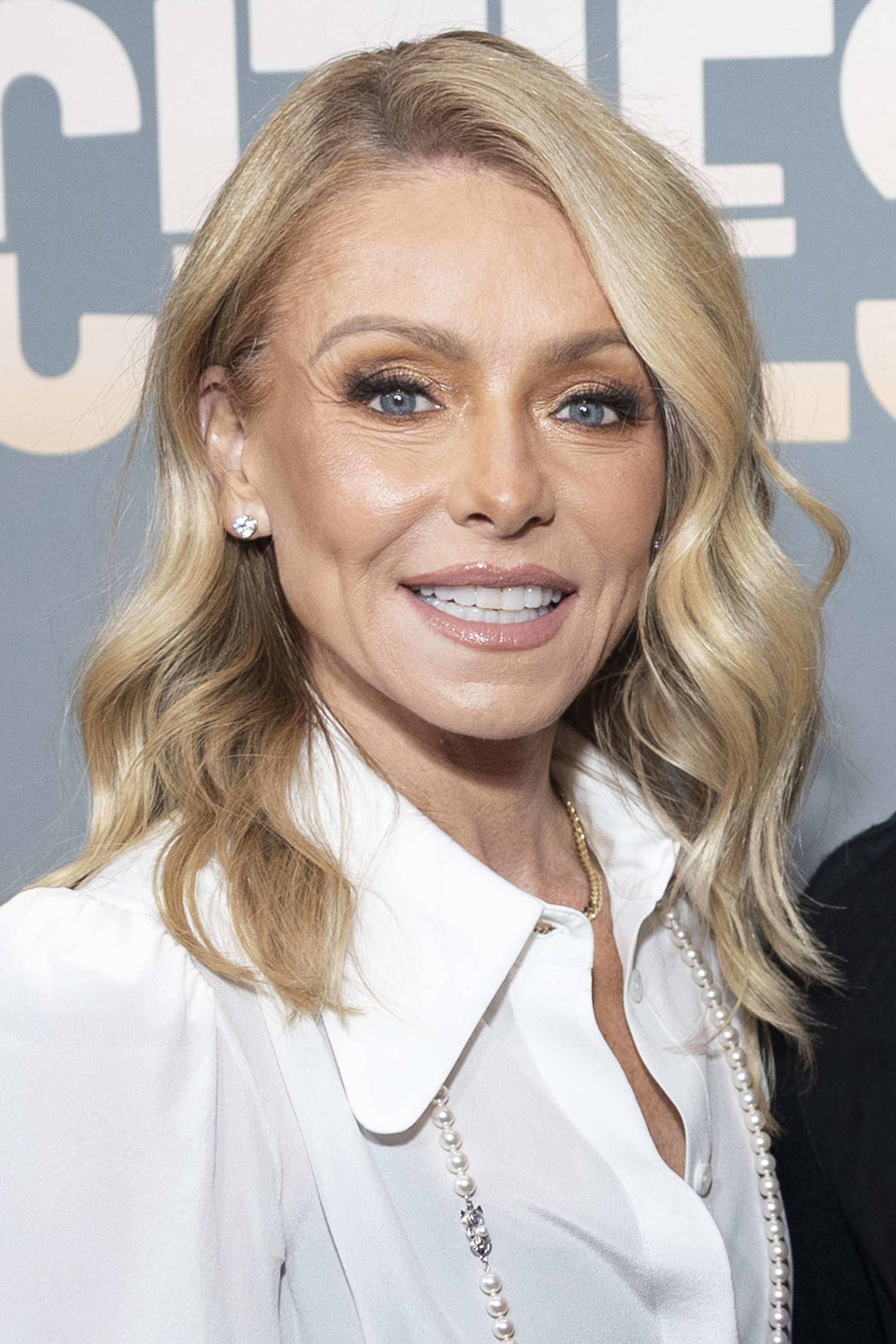 Kelly Ripa ha mantenido su característico pelo rubio durante décadas en televisión, pero ni siquiera teñírselo con regularidad ha impedido que las rebeldes raíces grises vuelvan a aparecer antes de lo esperado. | Fuente: Getty Images