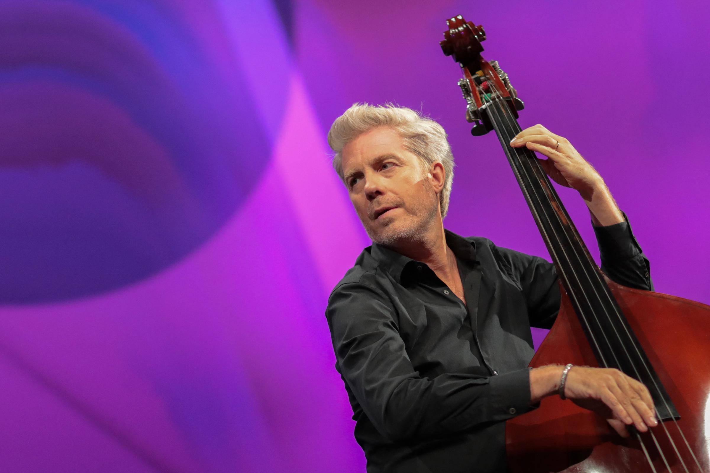 Kyle Eastwood actuando durante la ceremonia de homenaje a Jerry Schatzberg, en el marco del 49º Festival de Cine Americano de Deauville, el 1 de septiembre de 2023. | Fuente: Getty Images