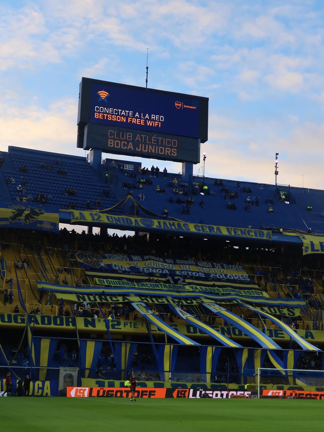 Vista de las tribunas de La Bombonera antes del partido, con banderas y cintas en azul y amarillo desplegadas sobre el estadio. | Fuente: Instagram/zaira.nara