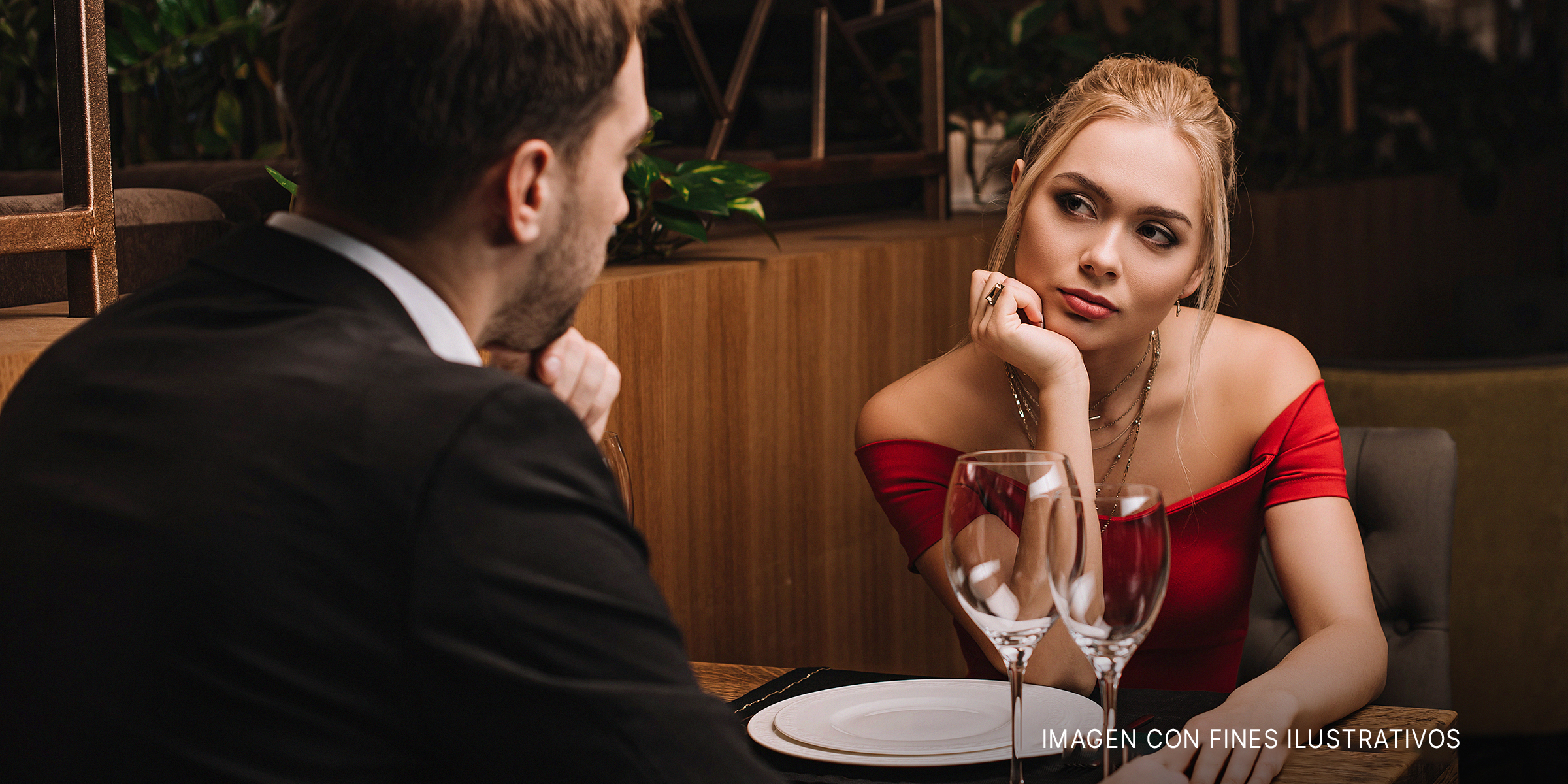 Pareja en un restaurante | Foto: Shutterstock