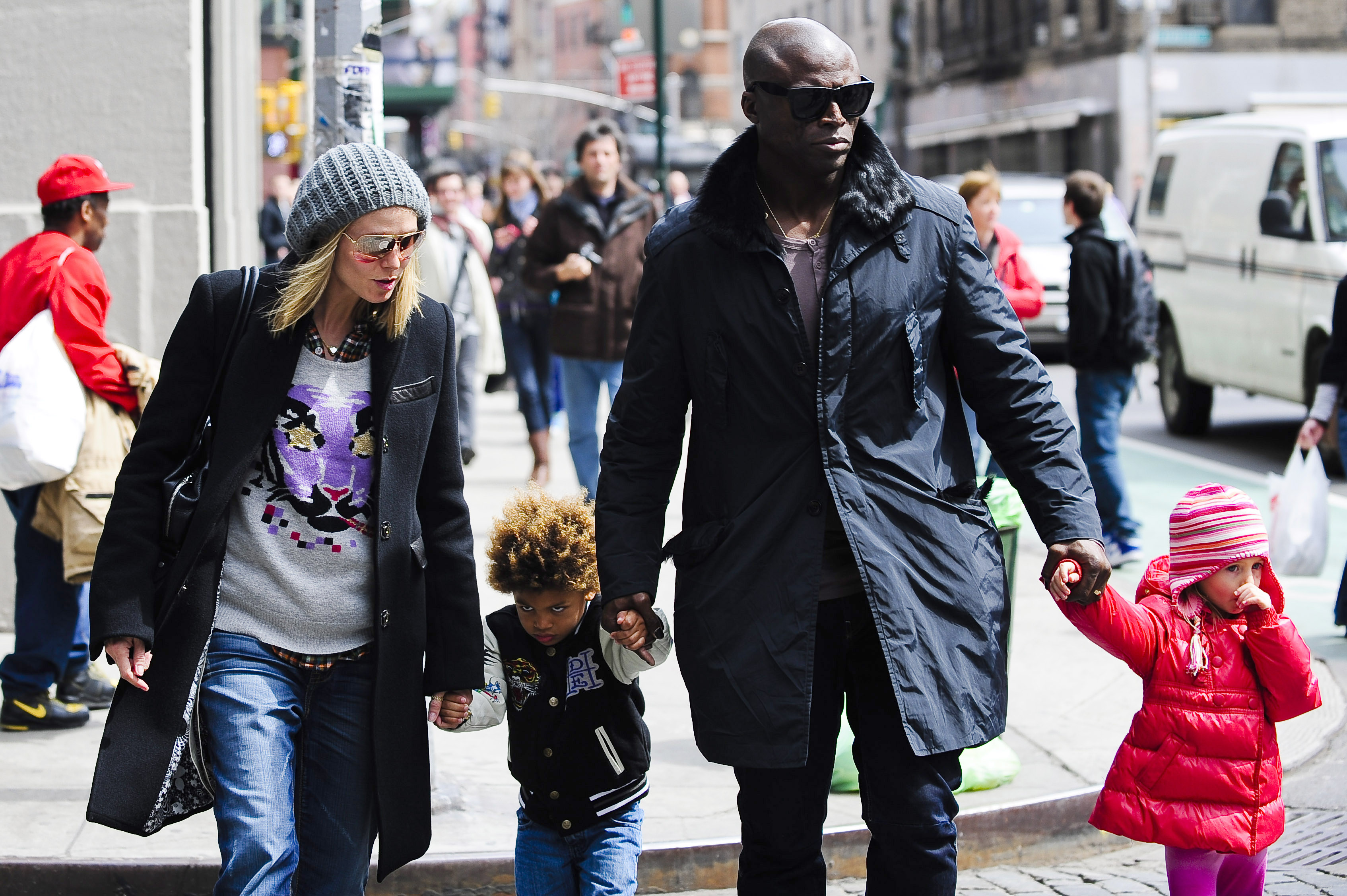 Heidi Klum, su hijo Henry Samuel, el cantante Seal y su hija Leni Klum pasean por el Soho el 13 de abril de 2009 en Nueva York | Fuente: Getty Images