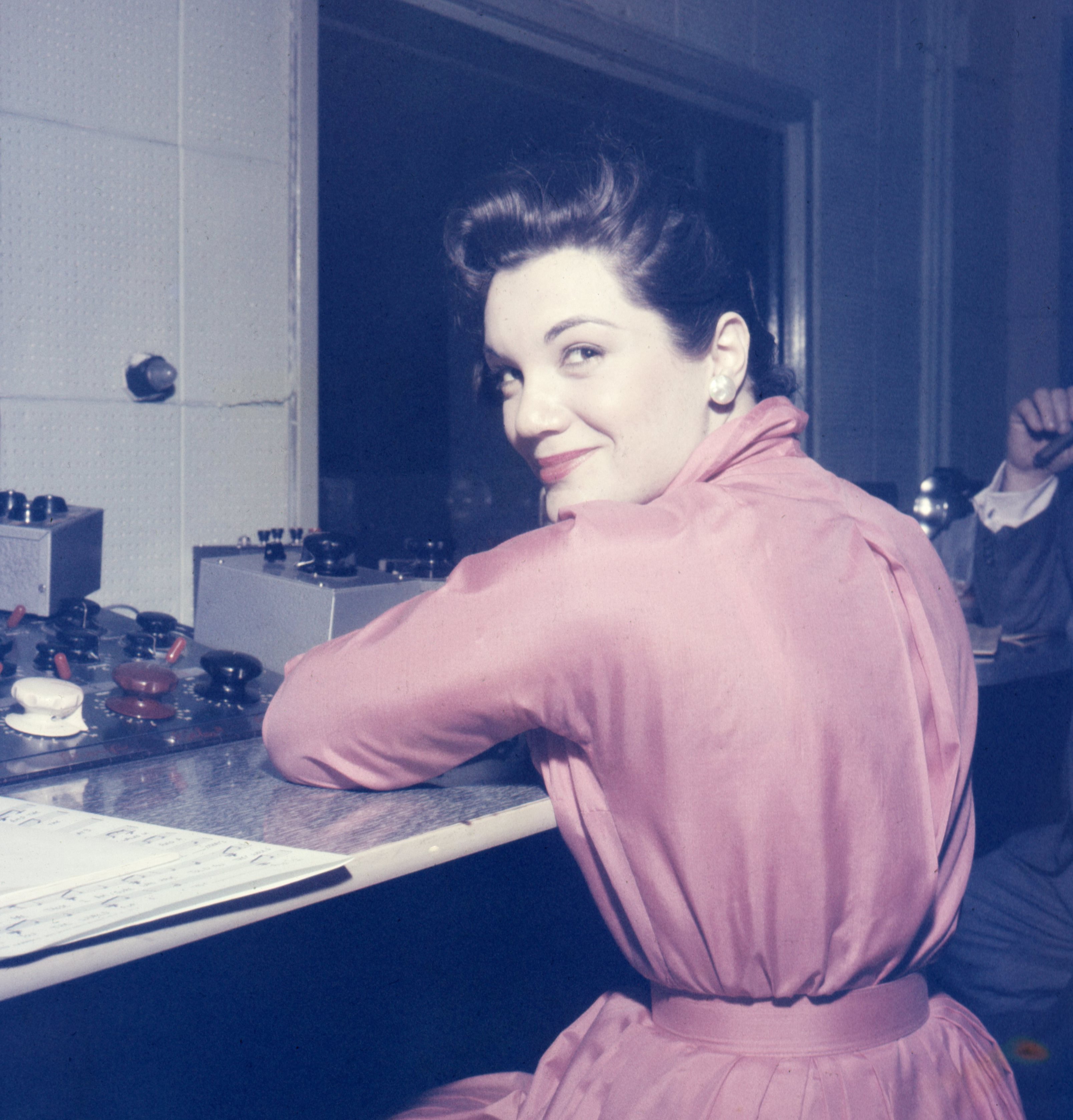 La cantante durante una sesión de grabación en un estudio de Nueva York, hacia 1959 | Fuente: Getty Images