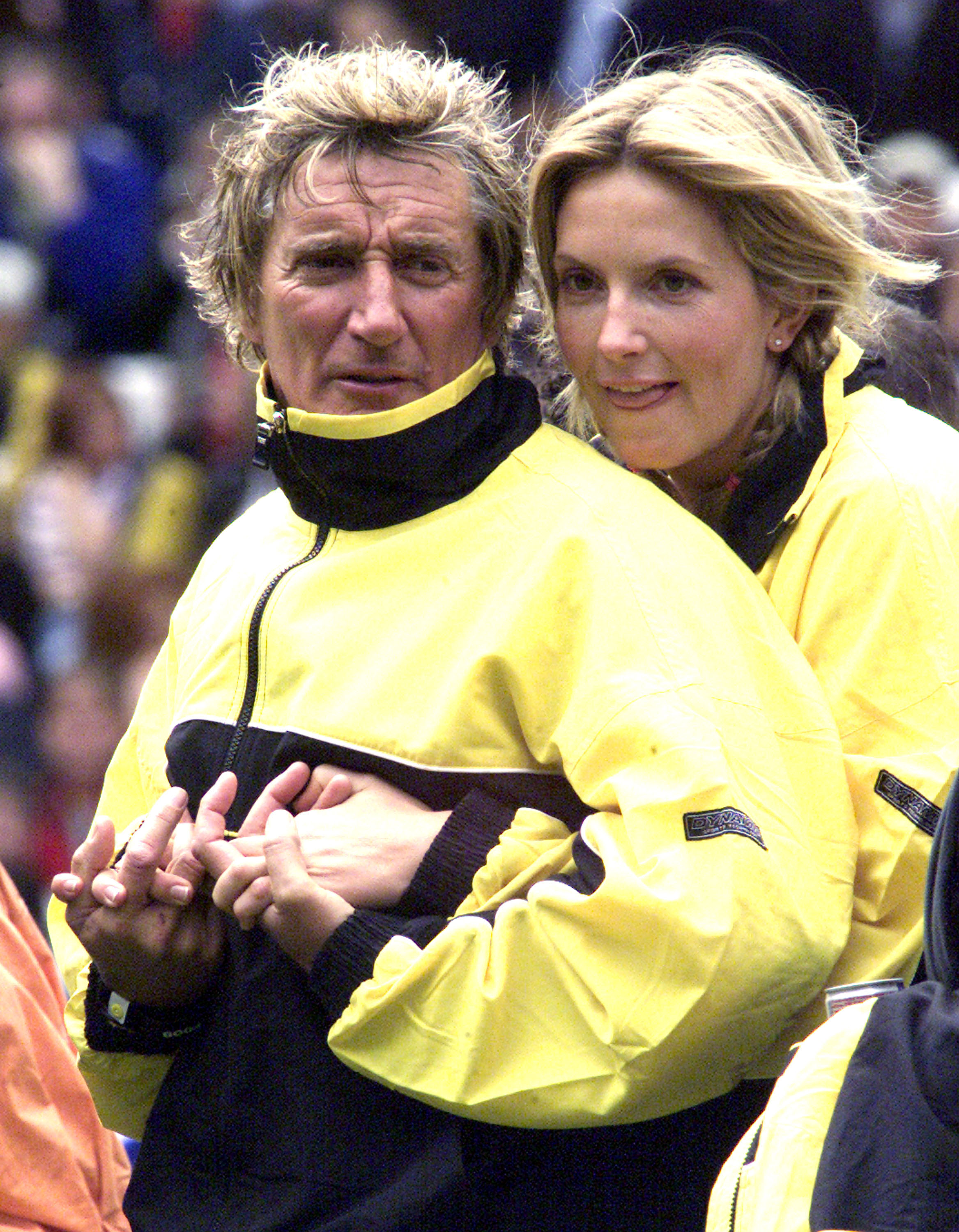 Rod Stewart y Penny Lancaster asisten al evento Music Industry Soccer Six games el 26 de mayo de 2002 | Fuente: Getty Images